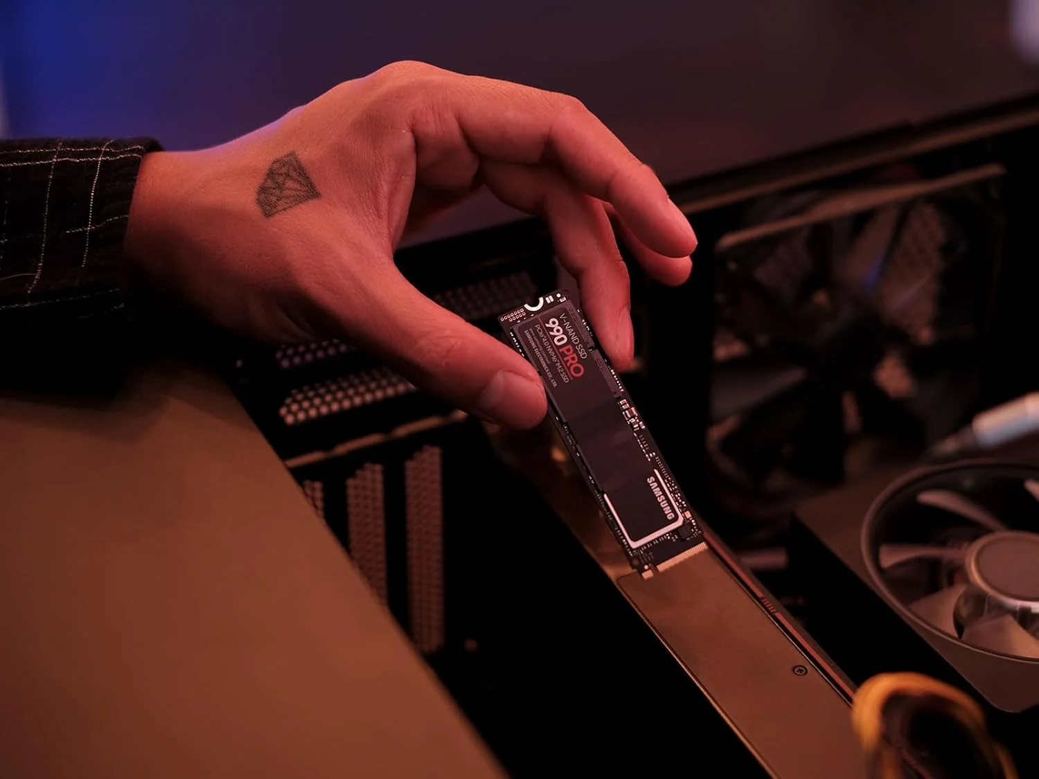 حافظه اس اس دی 2 ترابایتی سامسونگ 990 PRO PCIe 4.0 M.2 2280، سرعت خواندن ترتیبی تا 7,450 مگابایت بر ثانیه برای محاسبات پیشرفته، بازی و ایستگاه های کاری سنگین، مدل MZ-V9P2T0B/AM