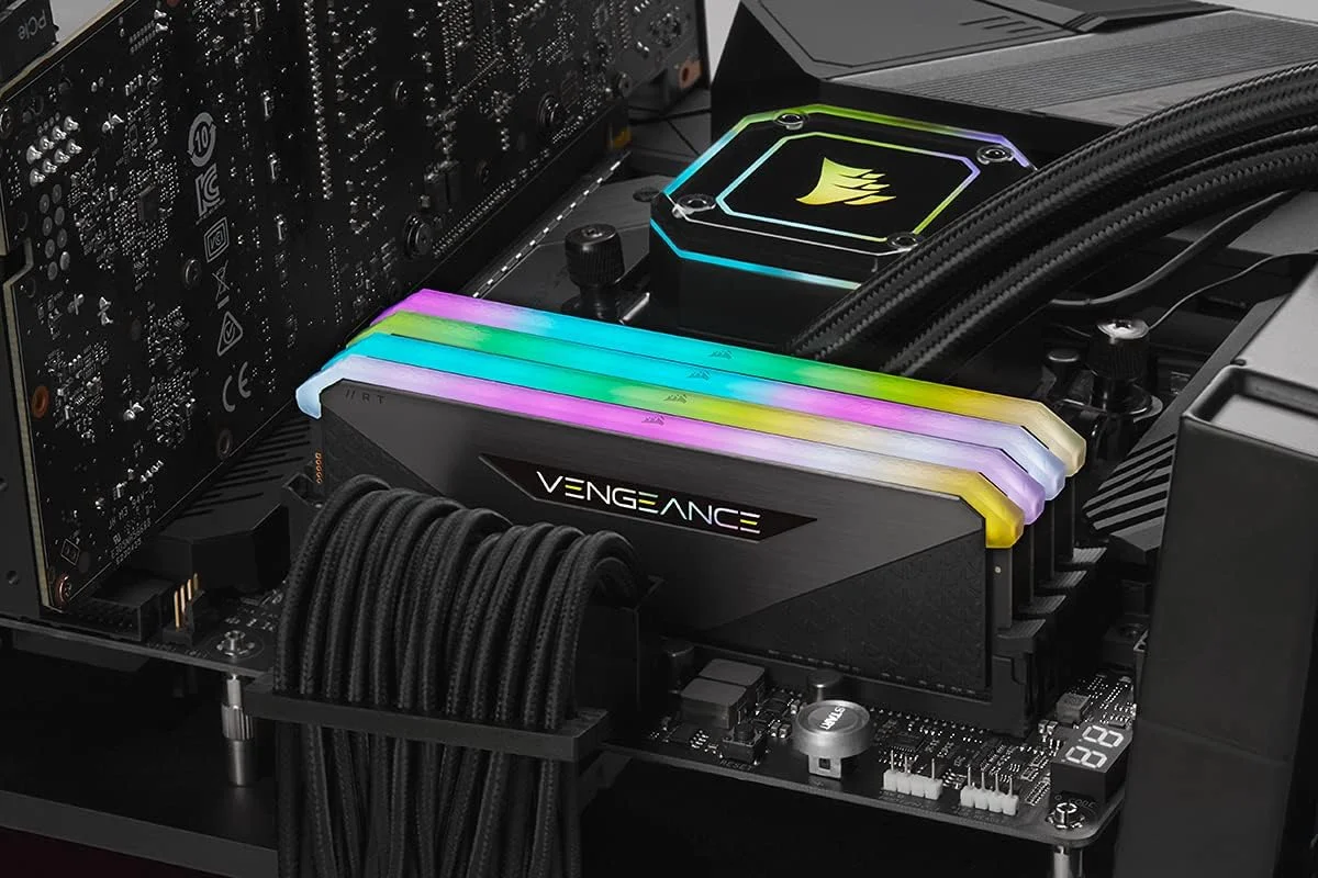 رم دسکتاپ 32 گیگابایتی (4x8GB) CORSAIR VENGEANCE RGB RT DDR4 3600 (PC4-28800) C18 1.35V