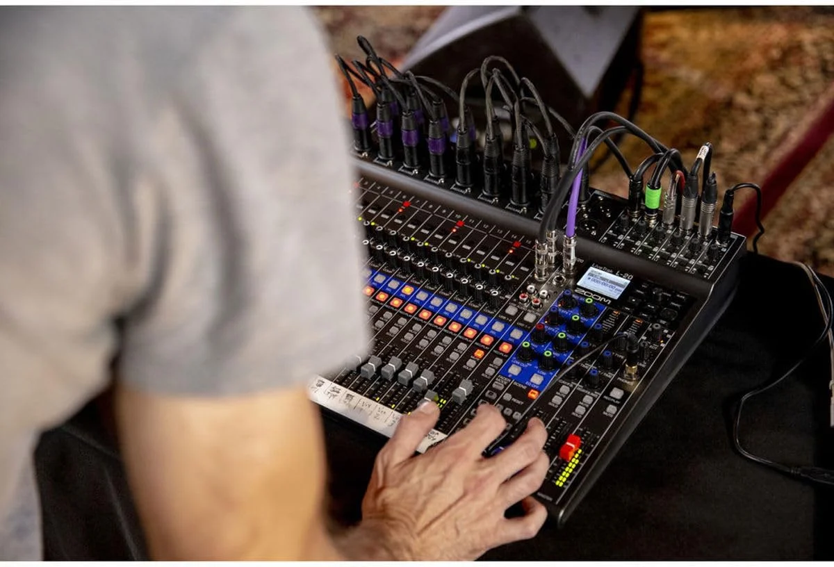 میکسر دیجیتال و ضبط کننده چند مسیره Zoom LiveTrak L-20، 20 ورودی/ ضبط کننده کارت SD 22 کاناله، رابط صوتی USB 22 ورودی/ 4 خروجی، 6 خروجی قابل تنظیم، کنترل بی سیم iOS