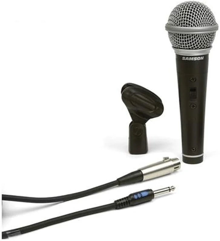 دستگاه ضبط پادکست پرتابل زوم مدل PodTrak P4 به همراه کارت حافظه 64 گیگابایتی SDXC، 4 عدد میکروفون دستی کاردیوئید داینامیک، 4 عدد هدفون استریو، 4 عدد فوم بادگیر، 4 عدد پایه میکروفون رومیزی، باتری و شارژر