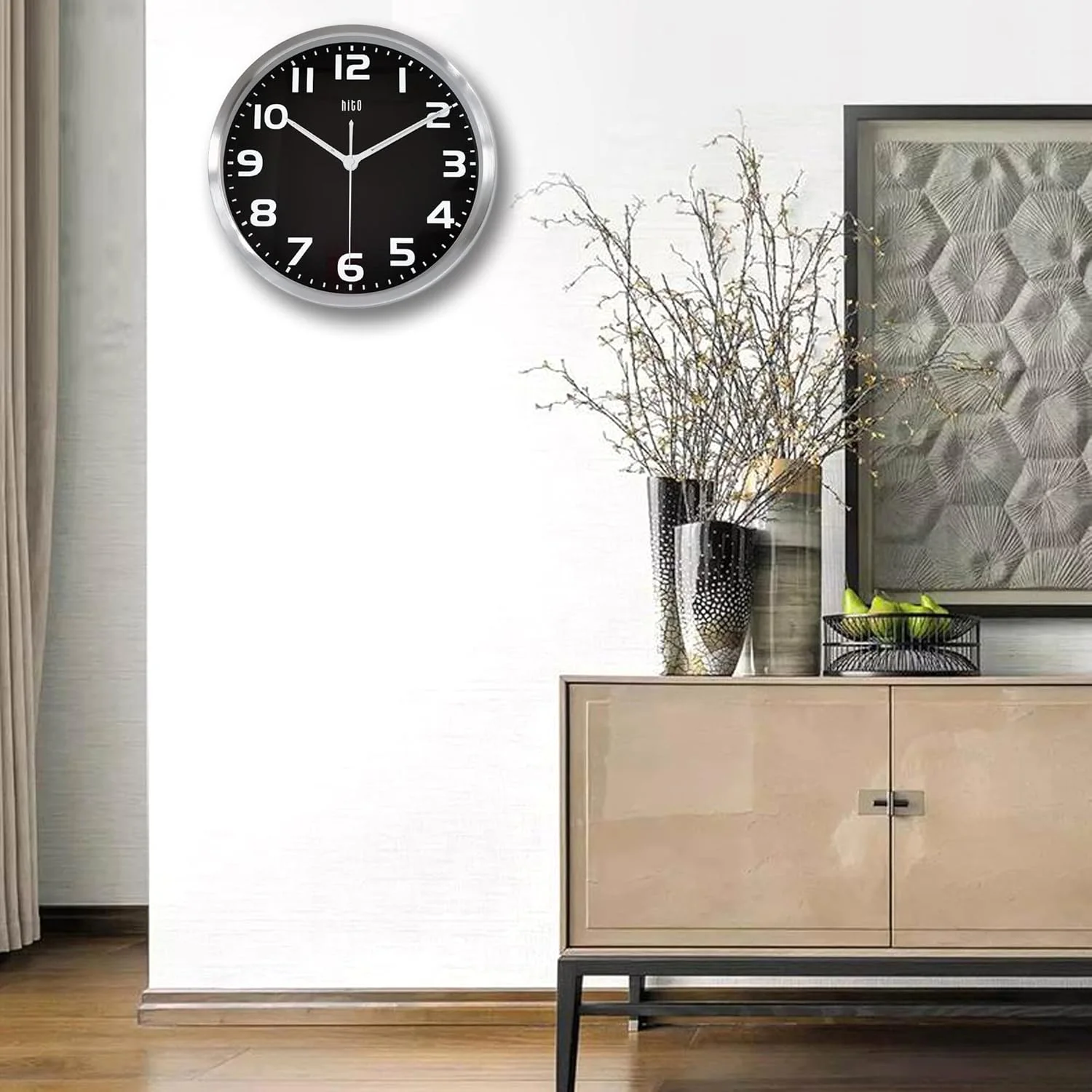 ساعت دیواری شب نما HITO با قطر 12 اینچ، مناسب اتاق خواب، بی صدا، با باتری، برای دکوراسیون اتاق نشیمن، روشنایی قابل تنظیم، قاب فلزی، پوشش شیشه ای (عقربه ها + اعداد روشن می شوند)