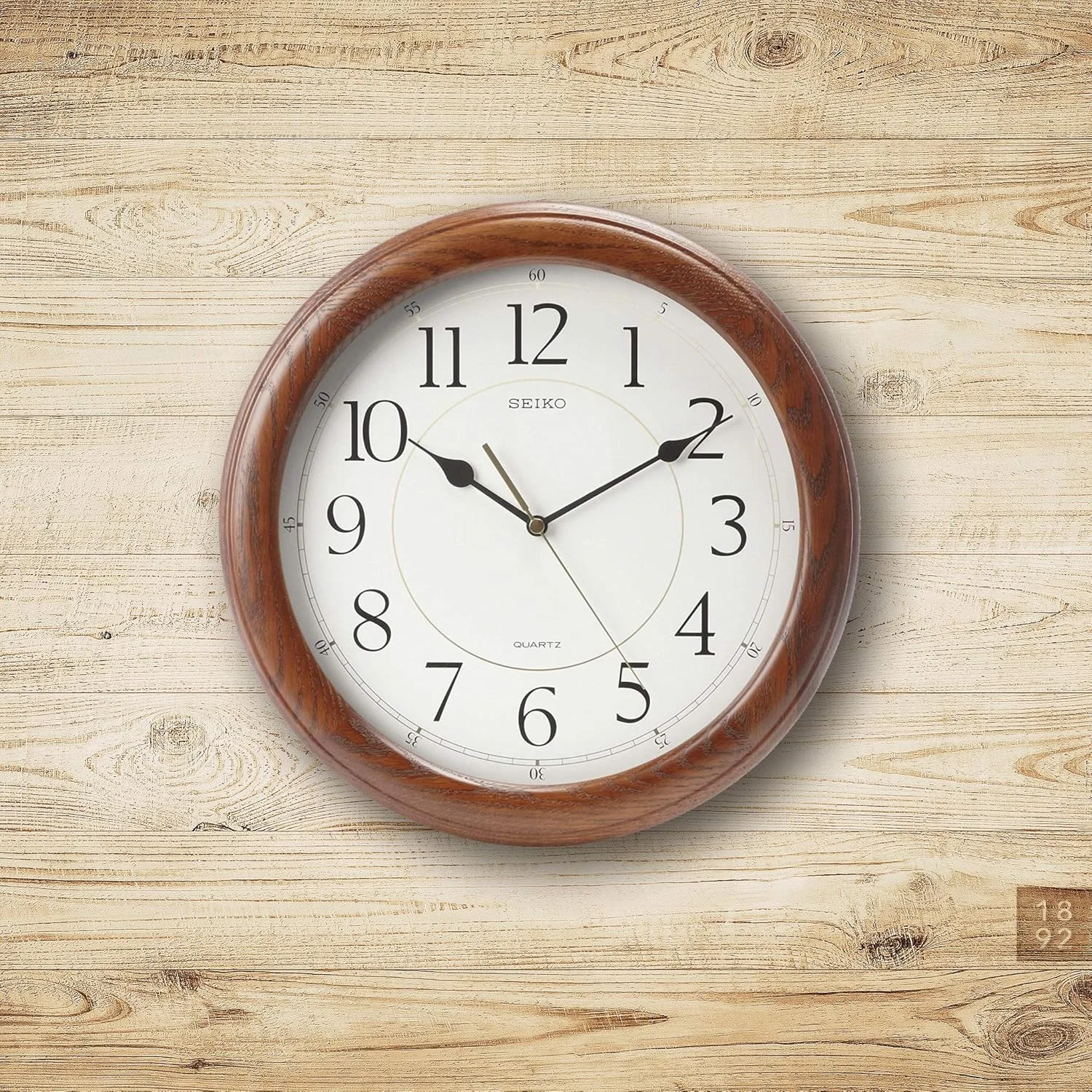ساعت دیواری سیکو با حرکت آرام ثانیه شمار، قاب چوبی بلوطی تیره، سایز واحد