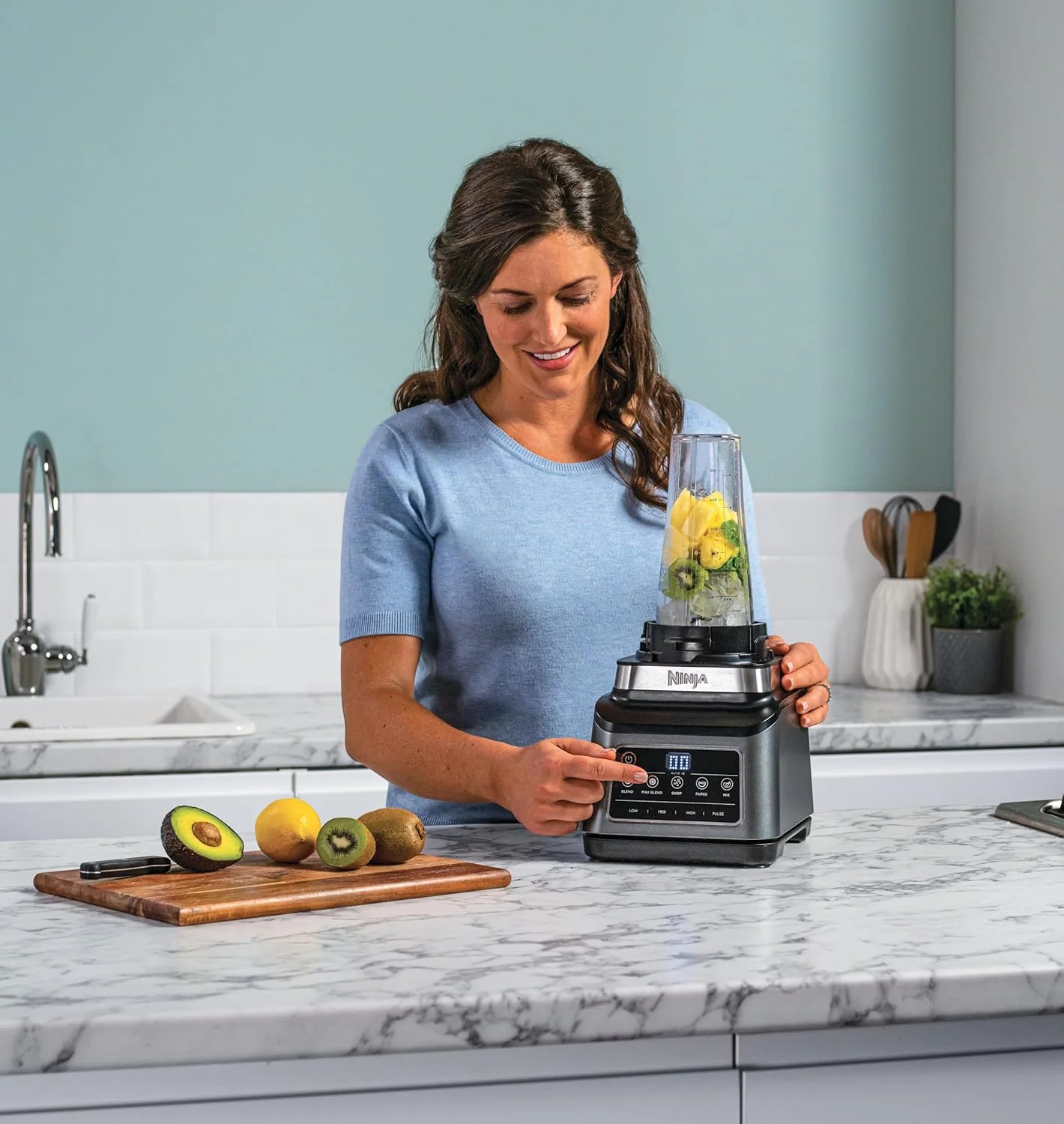 غذاساز، مخلوط کن و خردکن 3 در 1 نینجا با فناوری Auto-iQ، توان 1200 وات، دارای راهنمای دستور پخت، مشکی/خاکستری، مدل BN801ME، 2 سال گارانتی غذاساز، مخلوط کن و خردکن 3 در 1 نینجا با فناوری Auto-iQ، توان 1200 وات، دارای راهنمای دستور پخت، مشکی/خاکستری، مدل BN801ME، 2 سال گارانتی