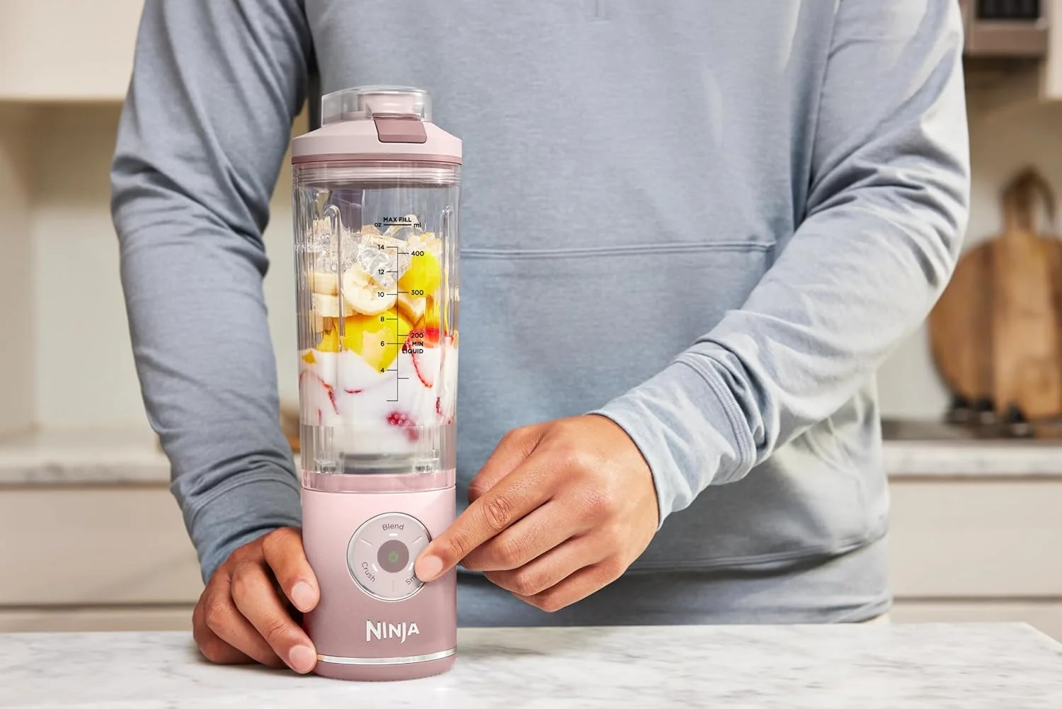 مخلوط کن قابل حمل نینجا بلاست مکس، 570 میلی لیتر، قابل شارژ، دارای لیوان و درب ضد نشت، 3 عملکرد مخلوط کردن، مناسب برای تهیه اسموتی، شیک پروتئین و گرانول، صورتی پودری BC251EUPK