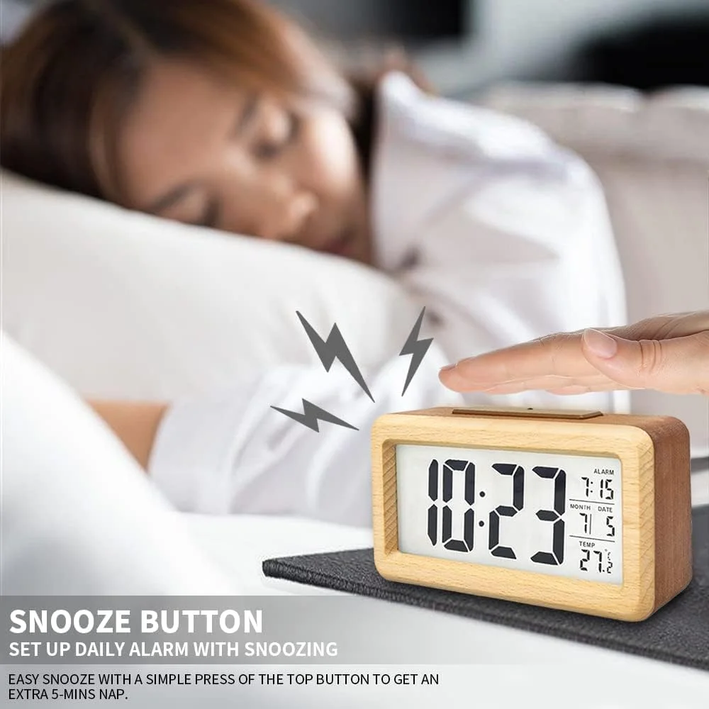 ساعت زنگ دار دیجیتال چوبی Coodiikaka، نمایشگر LED بزرگ، نمایش 12/24 ساعته، چراغ شب حسگر هوشمند، تاریخ، چرت زدن و دما، با باتری کار می کند، ساعت زنگ دار کنار تخت برای اتاق خواب، برای دفتر