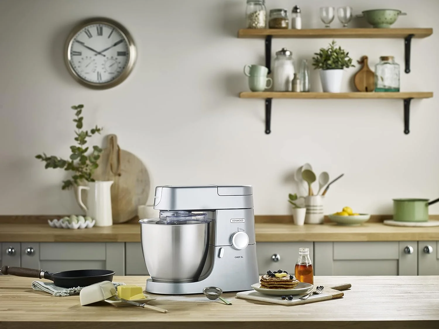 میکسر ایستاده کنوود مدل CHEF XL KVL4230S با بدنه فلزی، موتور 1200 وات، کاسه استیل 6.7 لیتری، سری K-Beater، همزن، خمیرزن، مخلوط کن شیشه ای، چرخ گوشت و آسیاب چند منظوره - نقره ای میکسر ایستاده کنوود مدل CHEF XL KVL4230S با بدنه فلزی، موتور 1200 وات، کاسه استیل 6.7 لیتری، سری K-Beater، همزن، خمیرزن، مخلوط کن شیشه ای، چرخ گوشت و آسیاب چند منظوره - نقره ای