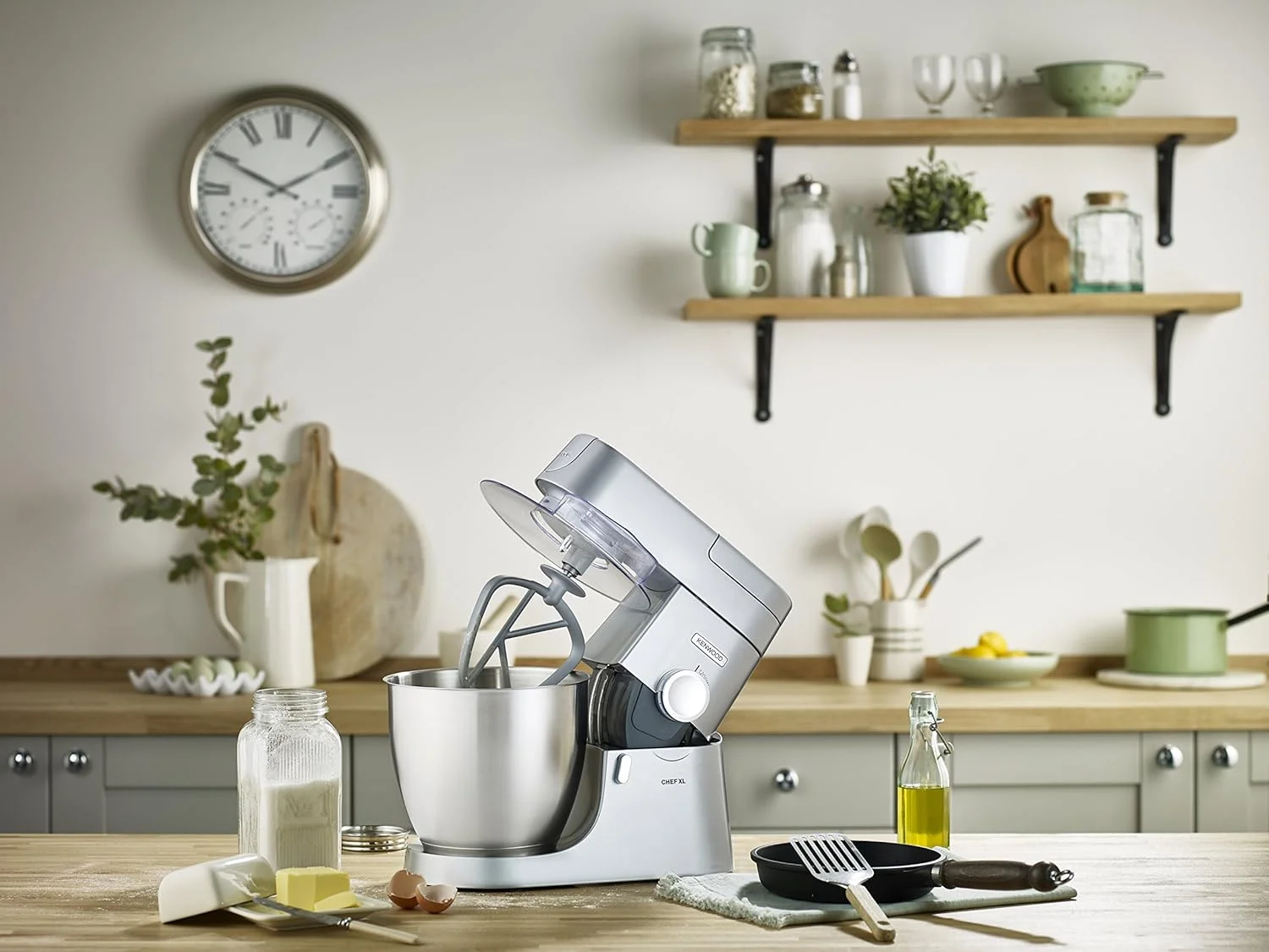 میکسر ایستاده کنوود مدل CHEF XL KVL4230S با بدنه فلزی، موتور 1200 وات، کاسه استیل 6.7 لیتری، سری K-Beater، همزن، خمیرزن، مخلوط کن شیشه ای، چرخ گوشت و آسیاب چند منظوره - نقره ای میکسر ایستاده کنوود مدل CHEF XL KVL4230S با بدنه فلزی، موتور 1200 وات، کاسه استیل 6.7 لیتری، سری K-Beater، همزن، خمیرزن، مخلوط کن شیشه ای، چرخ گوشت و آسیاب چند منظوره - نقره ای