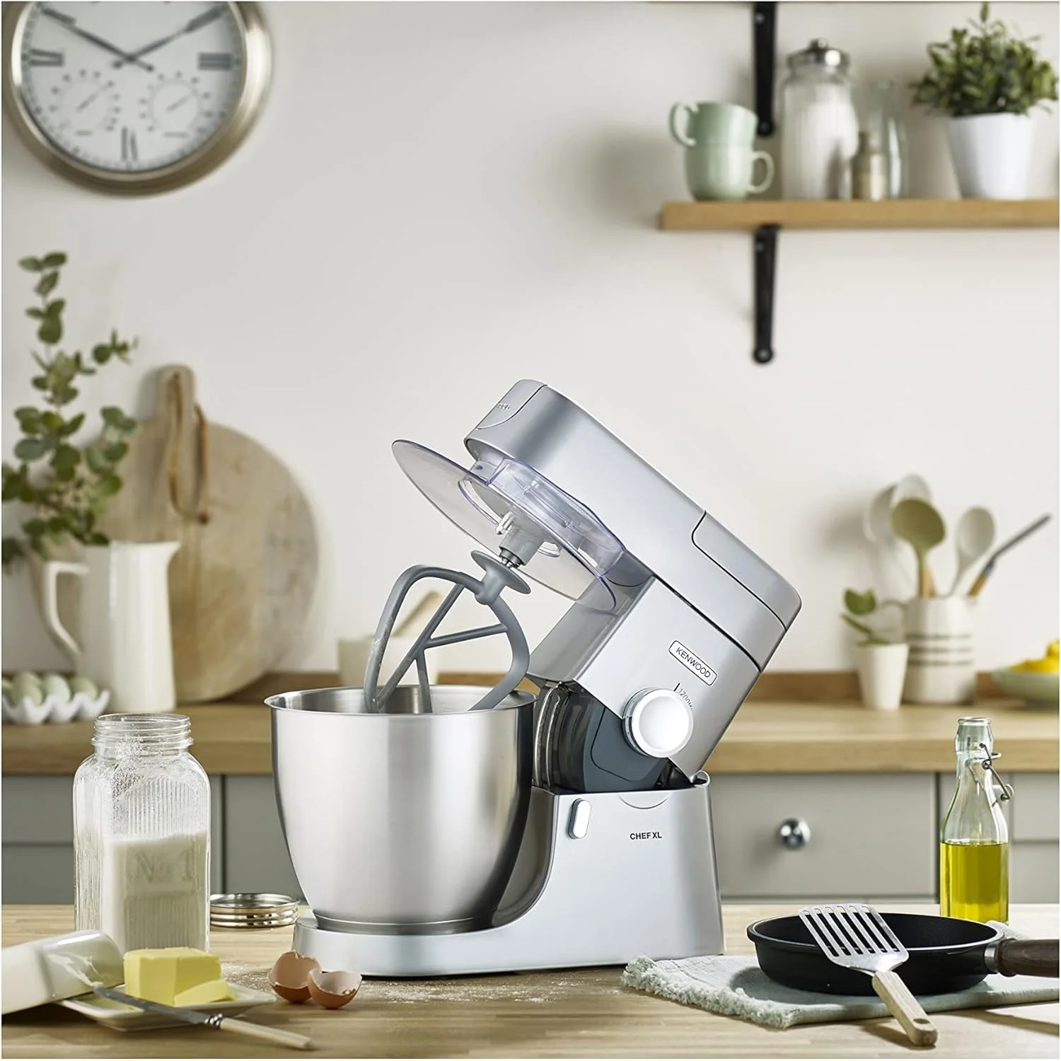 میکسر ایستاده کنوود مدل CHEF XL KVL4230S با بدنه فلزی، موتور 1200 وات، کاسه استیل 6.7 لیتری، سری K-Beater، همزن، خمیرزن، مخلوط کن شیشه ای، چرخ گوشت و آسیاب چند منظوره - نقره ای میکسر ایستاده کنوود مدل CHEF XL KVL4230S با بدنه فلزی، موتور 1200 وات، کاسه استیل 6.7 لیتری، سری K-Beater، همزن، خمیرزن، مخلوط کن شیشه ای، چرخ گوشت و آسیاب چند منظوره - نقره ای
