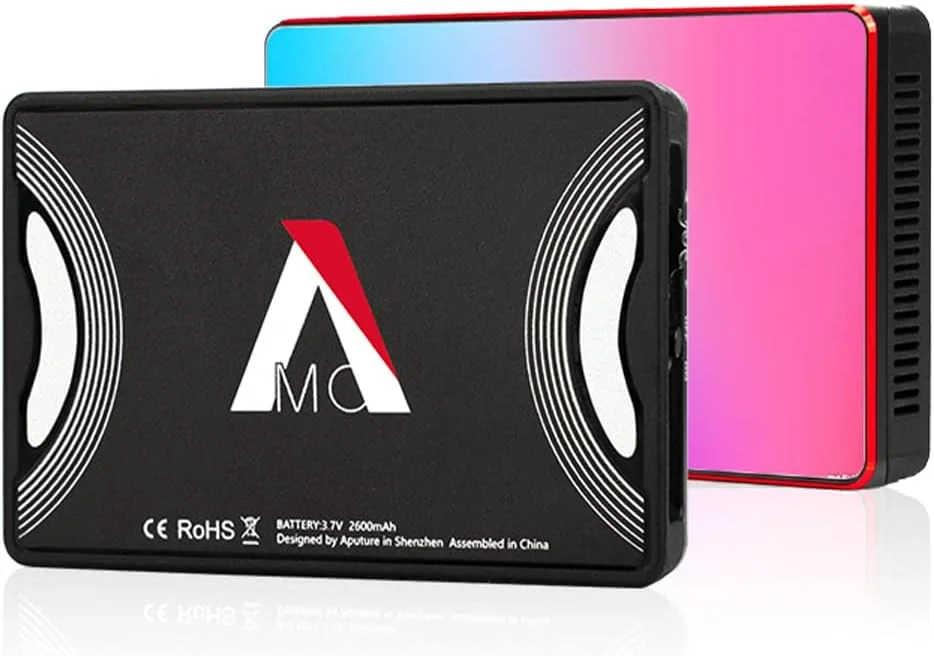 نور ویدئویی LED RGB مدل Aputure MC Amaran AL-MC با TLCI/CRI 96+، RGB 0-360 رنگ کامل، 3200-6500K قابل تنظیم، 0-100% کم نور شونده پیوسته، حالت CCT/HSI/FX، جلوه نورپردازی داخلی، کنترل برنامه، شارژ بی سیم