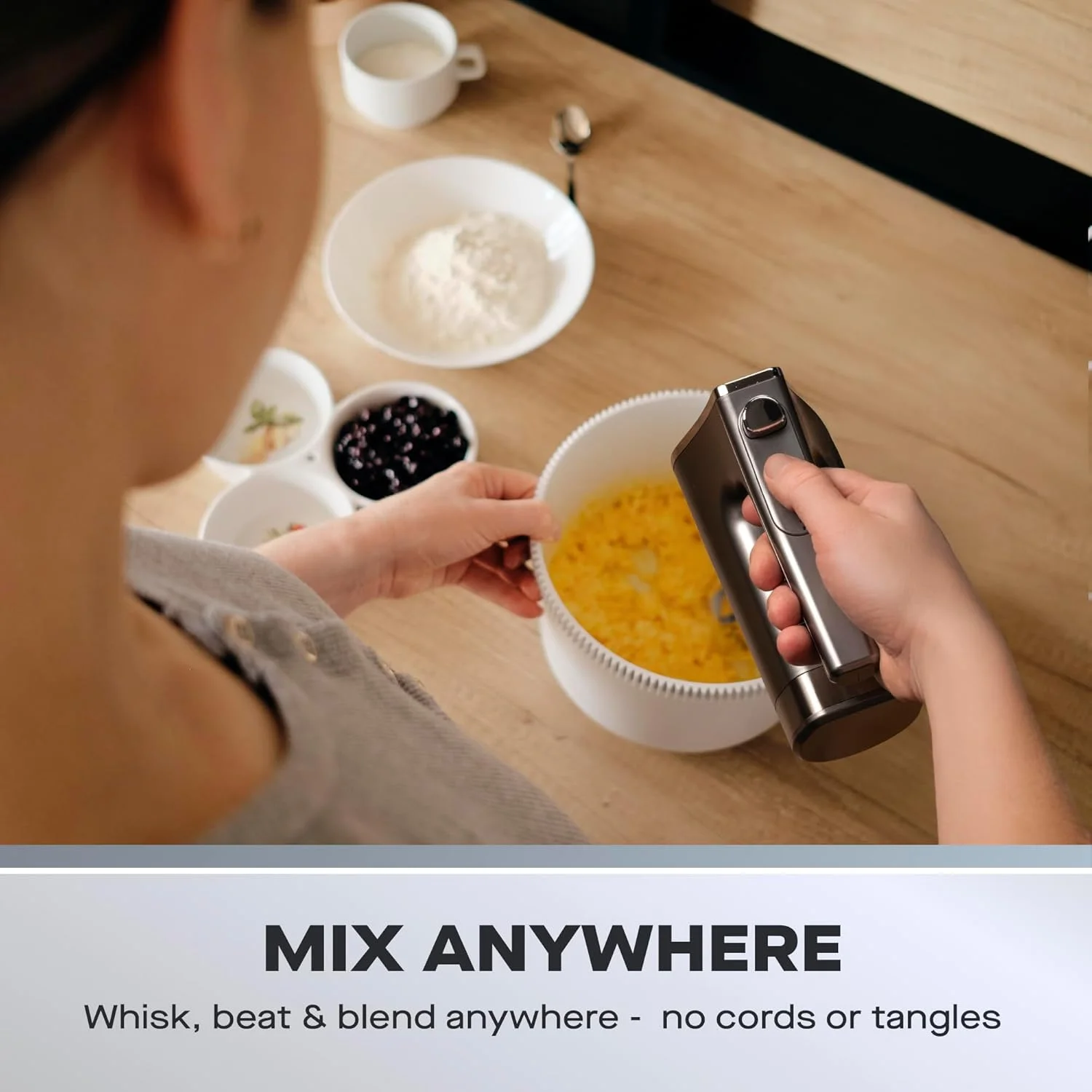 مخلوط کن دستی بی سیم Daewoo Freedom Pro، دارای همزن و میله های جداشدنی، شارژ سریع، نشانگرهای باتری، موتور قدرتمند، طراحی آلومینیومی برس خورده سبک وزن، قابل حمل