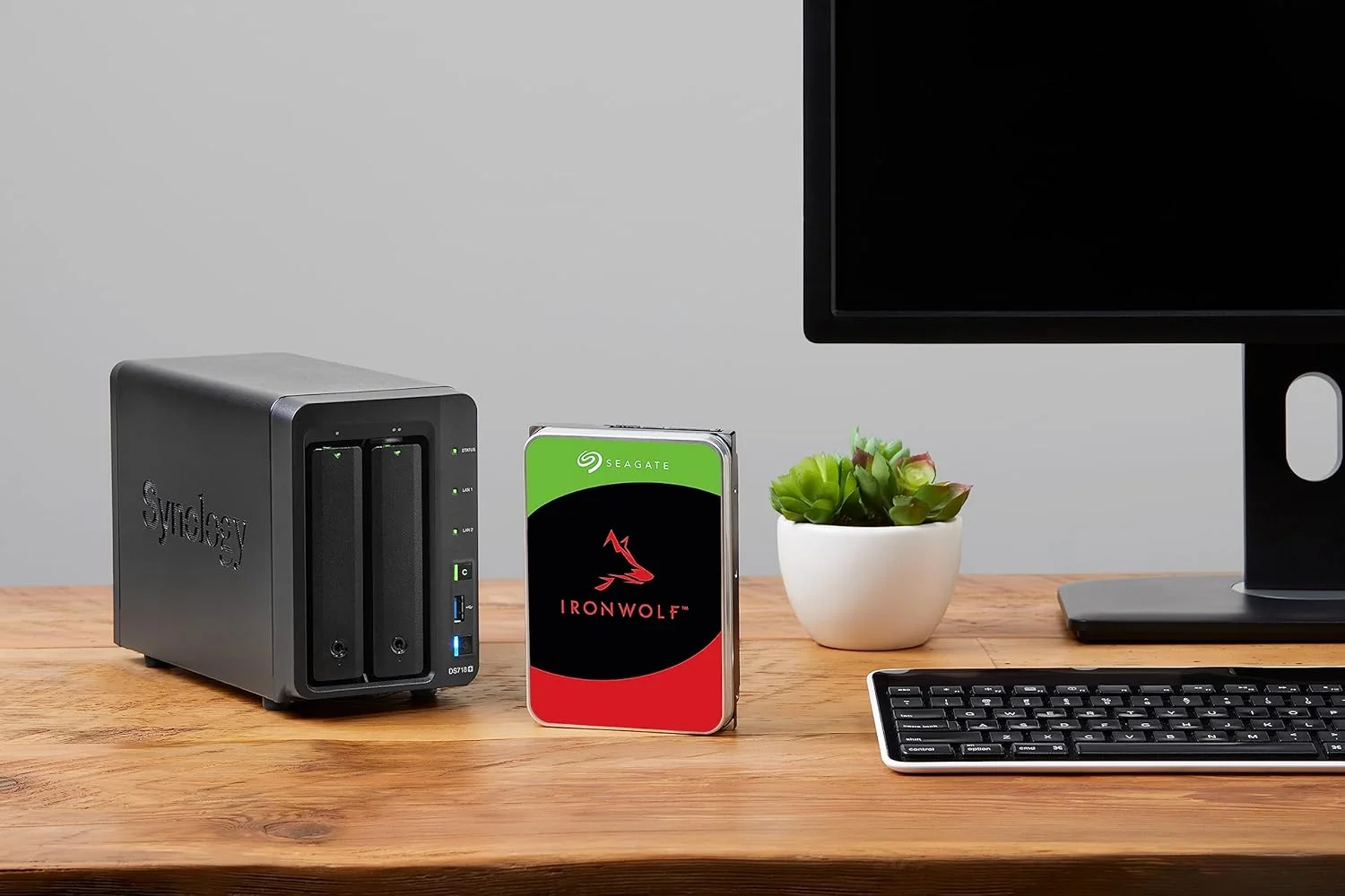 هارد دیسک داخلی سیگیت IronWolf 4TB NAS، هارد دیسک CMR 3.5 اینچی SATA 6Gb/s 5900RPM با 64 مگابایت حافظه کش برای RAID Network Attached Storage-ST4000VN006