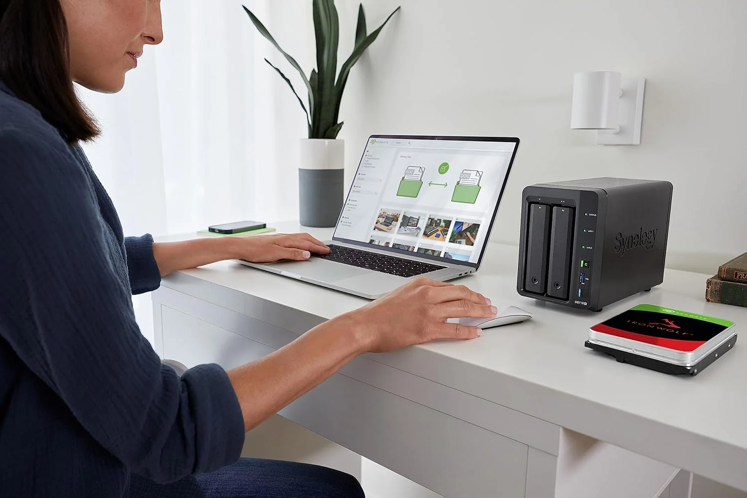 هارد دیسک داخلی سیگیت IronWolf 4TB NAS، هارد دیسک CMR 3.5 اینچی SATA 6Gb/s 5900RPM با 64 مگابایت حافظه کش برای RAID Network Attached Storage-ST4000VN006
