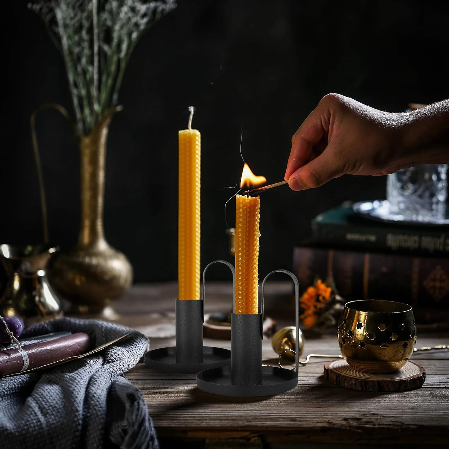 ست جا شمعی KASTWAVE، 2 عدد صفحه آهنی با دستگیره، پایه شمعدان برای شمع های باریک دیوالی، پایه شمعدان برای تزئین میز ناهار خوری جشن عروسی (مشکی) ست جا شمعی KASTWAVE، 2 عدد صفحه آهنی با دستگیره، پایه شمعدان برای شمع های باریک دیوالی، پایه شمعدان برای تزئین میز ناهار خوری جشن عروسی (مشکی)