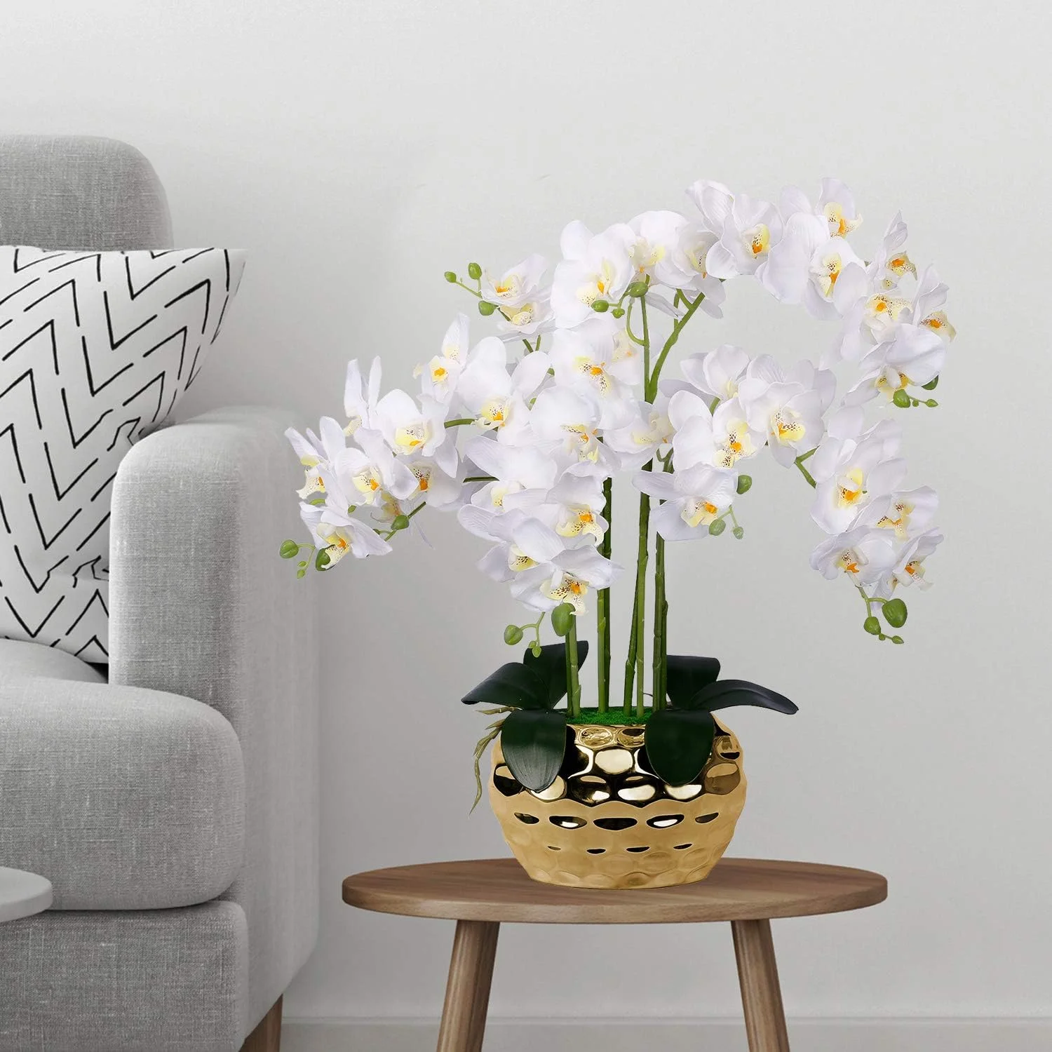 ارکیده مصنوعی در گلدان طلایی، ارکیده سفید ابریشمی، گیاه ارکیده مصنوعی در گلدان طلایی، چیدمان گل مصنوعی، گل های سفید مصنوعی برای دکوراسیون، دکوراسیون منزل، دکوراسیون آشپزخانه، تزیین میز