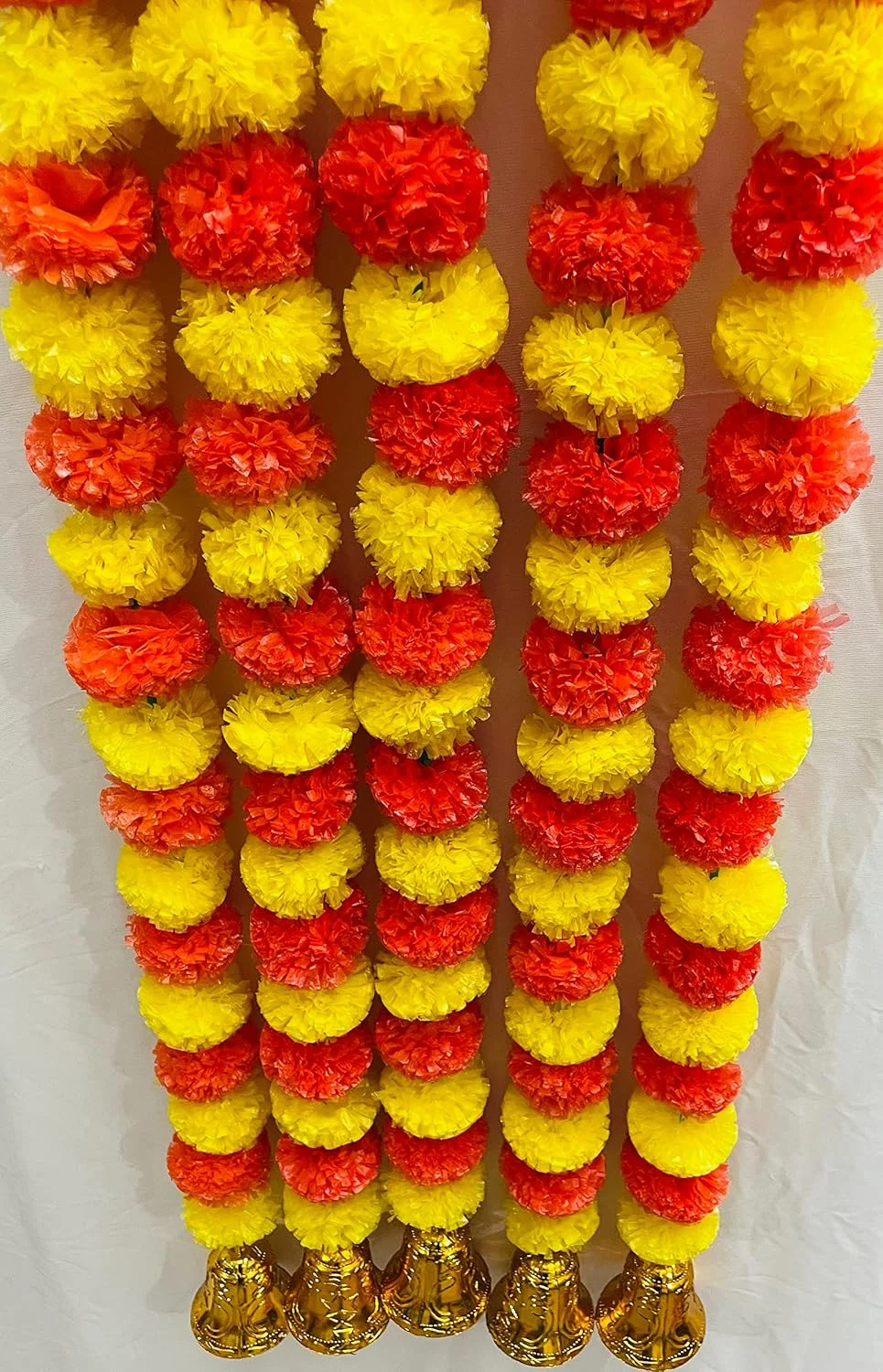 گل های مصنوعی گل همیشه بهار پفکی Sphinx و حلقه های آویز طلایی/نقره ای، توران/آویز دیواری برای تزئین، تقریباً 150 سانتی متر - بسته 5 رشته (زرد و نارنجی تیره)