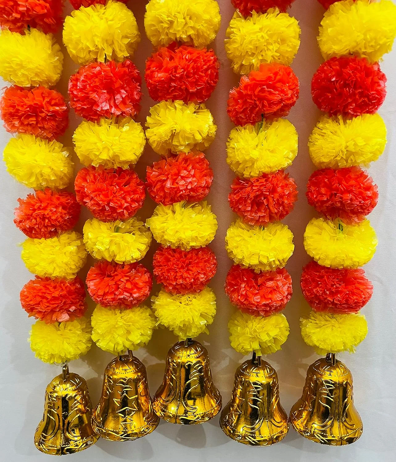 گل های مصنوعی گل همیشه بهار پفکی Sphinx و حلقه های آویز طلایی/نقره ای، توران/آویز دیواری برای تزئین، تقریباً 150 سانتی متر - بسته 5 رشته (زرد و نارنجی تیره)