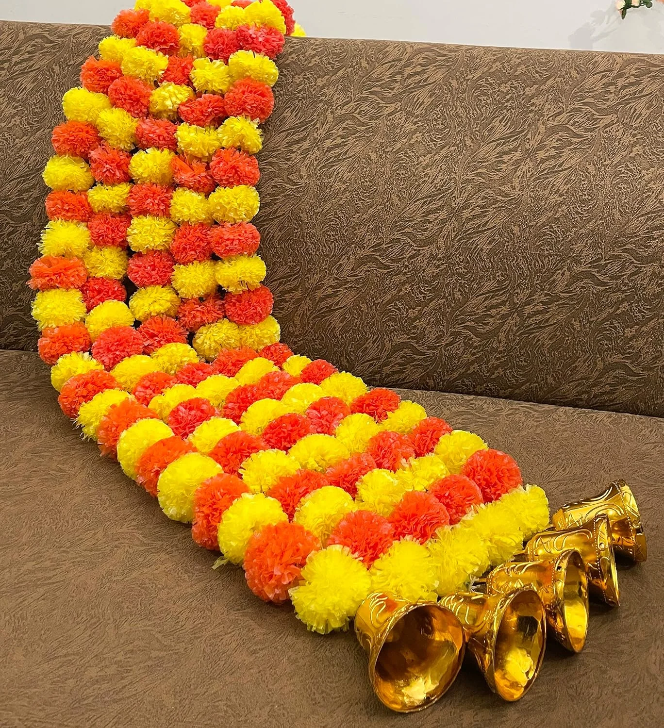 گل های مصنوعی گل همیشه بهار پفکی Sphinx و حلقه های آویز طلایی/نقره ای، توران/آویز دیواری برای تزئین، تقریباً 150 سانتی متر - بسته 5 رشته (زرد و نارنجی تیره)