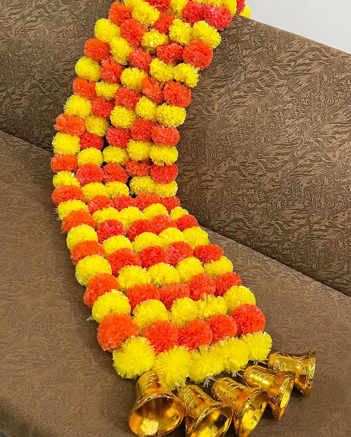 گل های مصنوعی گل همیشه بهار پفکی Sphinx و حلقه های آویز طلایی/نقره ای، توران/آویز دیواری برای تزئین، تقریباً 150 سانتی متر - بسته 5 رشته (زرد و نارنجی تیره)