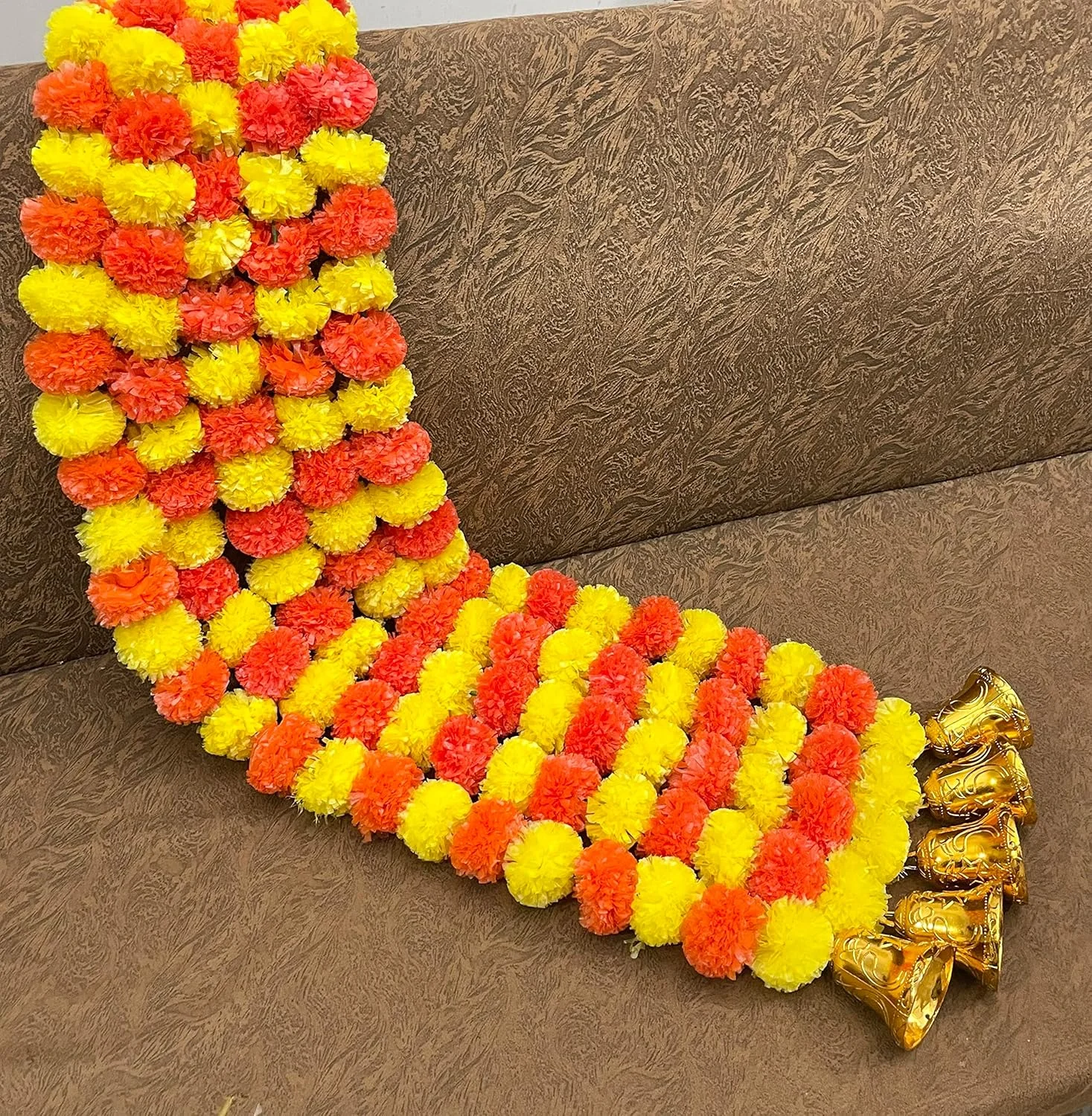 گل های مصنوعی گل همیشه بهار پفکی Sphinx و حلقه های آویز طلایی/نقره ای، توران/آویز دیواری برای تزئین، تقریباً 150 سانتی متر - بسته 5 رشته (زرد و نارنجی تیره)