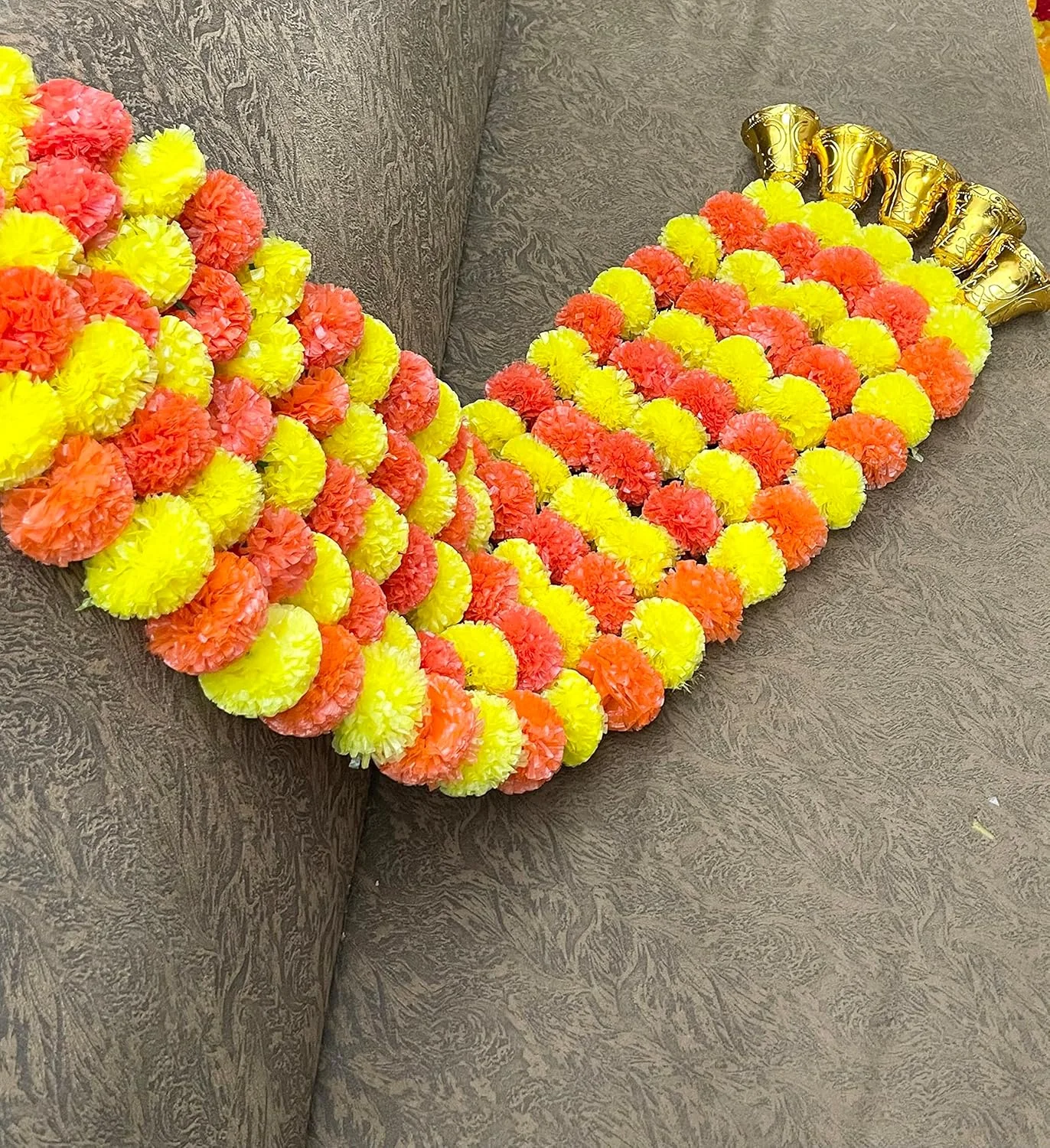 گل های مصنوعی گل همیشه بهار پفکی Sphinx و حلقه های آویز طلایی/نقره ای، توران/آویز دیواری برای تزئین، تقریباً 150 سانتی متر - بسته 5 رشته (زرد و نارنجی تیره)