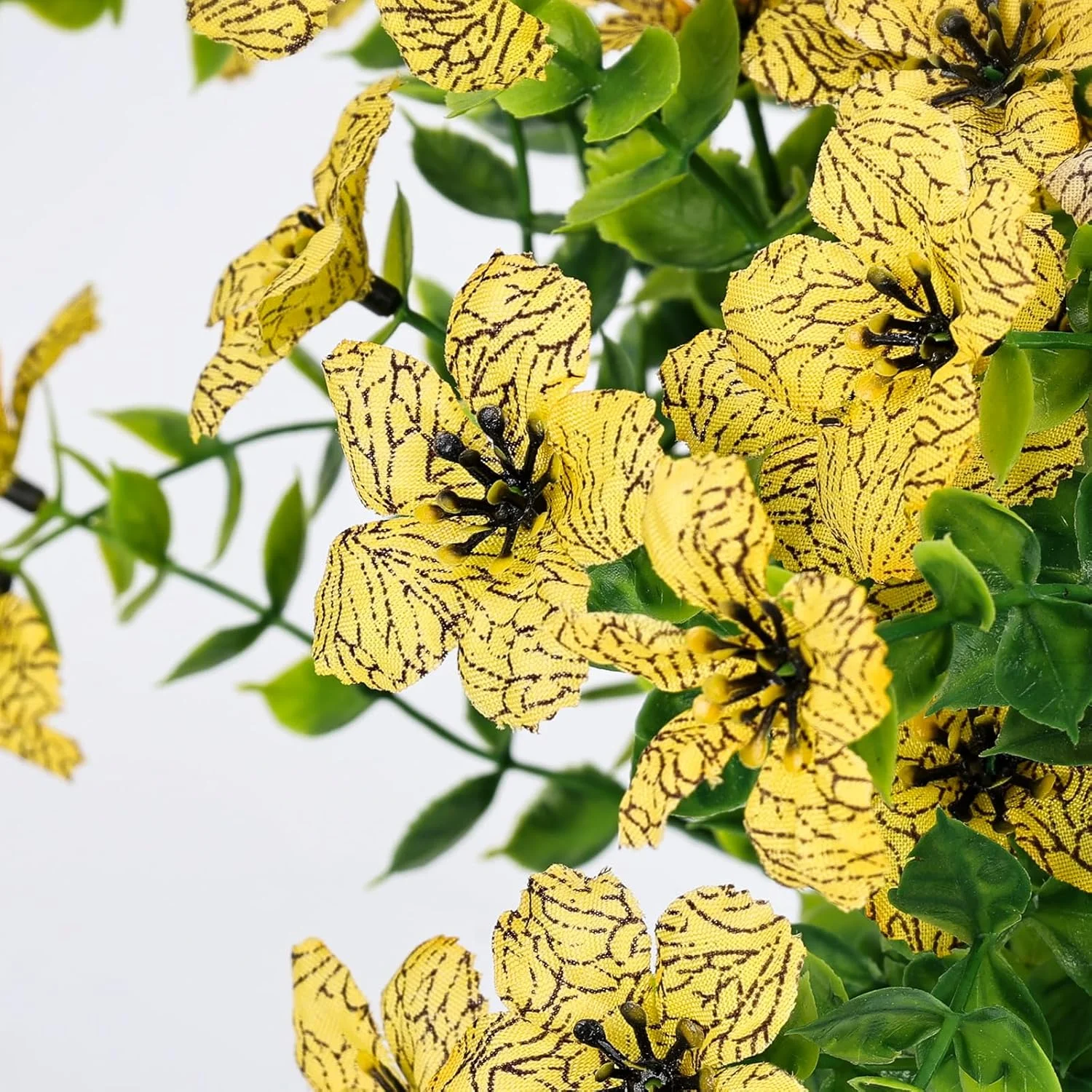 12 دسته گل مصنوعی مقاوم در برابر اشعه ماوراء بنفش برای فضای باز و داخلی - گل های بابونه مصنوعی واقعی و گیاهان سبز اکالیپتوس - گیاهان مقاوم در برابر محو شدن در تمام طول سال برای عروسی، خانه روستایی، باغ و پاسیو (زرد)