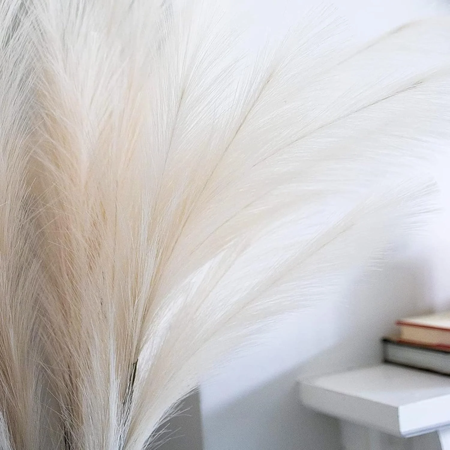 علف پامپاس مصنوعی بزرگ UCHUANG، 4 شاخه 99 سانتی متری، دسته گل گل های مصنوعی بزرگ و کرکی برای دکوراسیون بوهمیایی، عروسی، برای گلدان های کف، گیاه بلند سفید و دکوراسیون منزل (بژ)