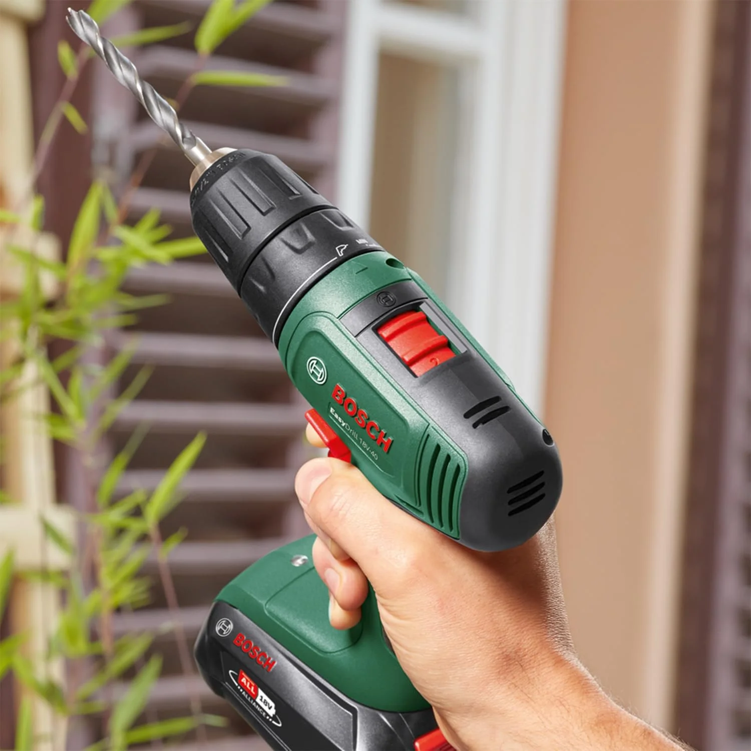 دریل شارژی بوش مدل EasyDrill 18V-40 (پیچ گوشتی یا دریل در چوب، فلز و پلاستیک؛ 241 لوازم جانبی؛ 1 باتری 18 ولت 1.5 آمپر ساعت؛ با 1 جعبه سیستم)