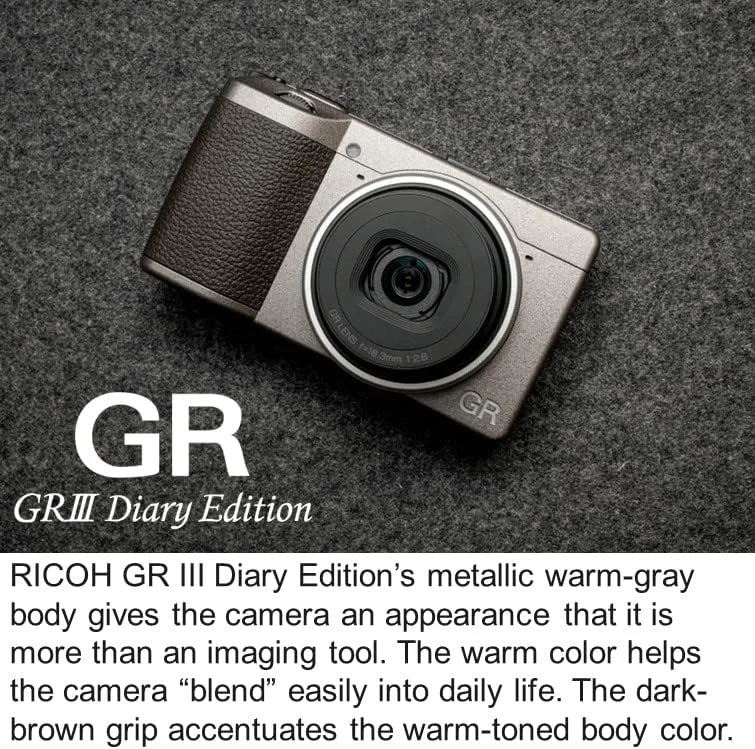 دوربین کامپکت دیجیتال Ricoh GR III Diary Edition، بدنه خاکستری-گرم متالیک با گریپ قهوه‌ای تیره و حلقه نقره‌ای طبیعی، با سنسور CMOS سایز APS-C 24 مگاپیکسلی، لنز 28mmF2.8 GR (در فرمت 35mm)