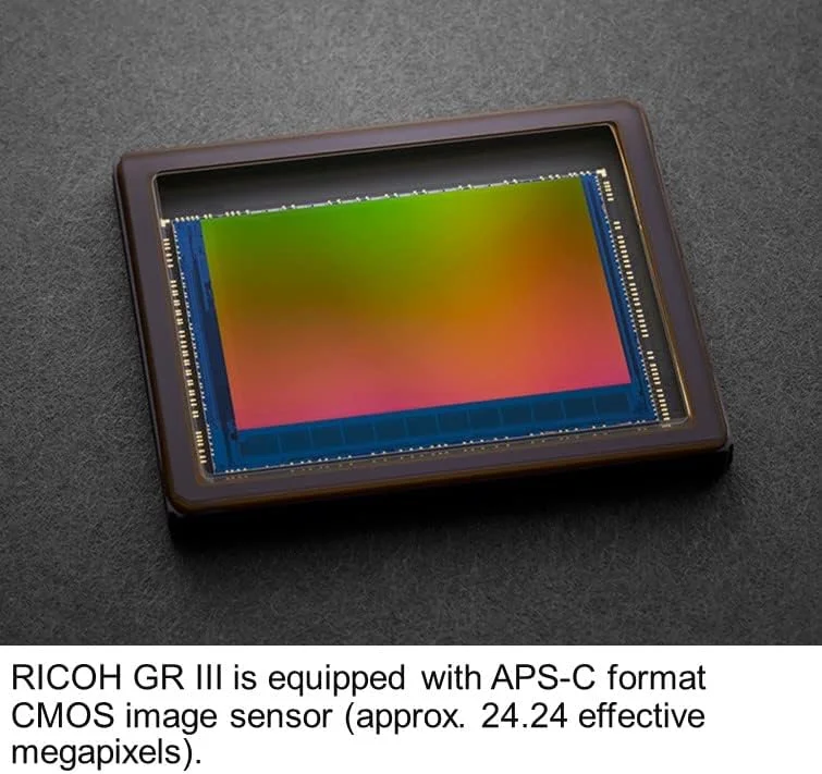 دوربین کامپکت دیجیتال Ricoh GR III Diary Edition، بدنه خاکستری-گرم متالیک با گریپ قهوه‌ای تیره و حلقه نقره‌ای طبیعی، با سنسور CMOS سایز APS-C 24 مگاپیکسلی، لنز 28mmF2.8 GR (در فرمت 35mm)