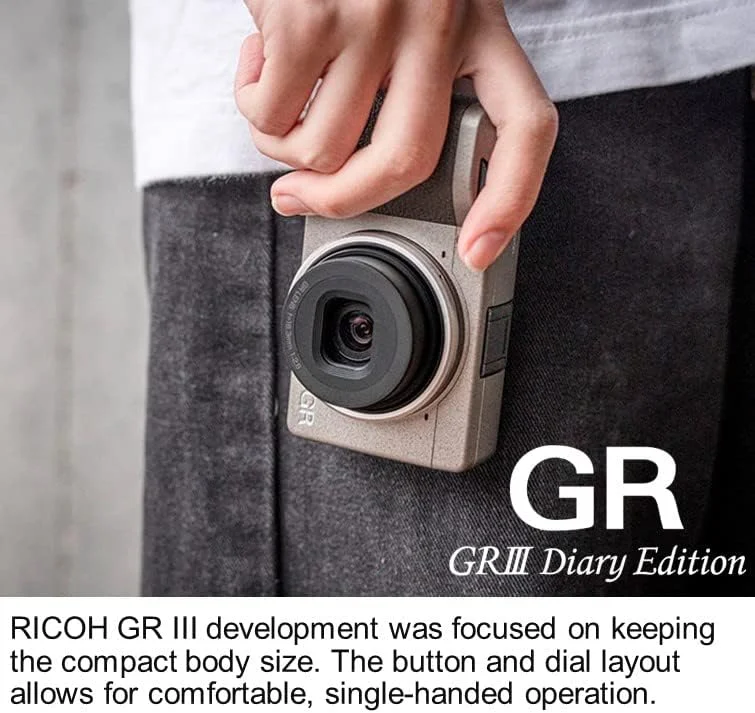 دوربین کامپکت دیجیتال Ricoh GR III Diary Edition، بدنه خاکستری-گرم متالیک با گریپ قهوه‌ای تیره و حلقه نقره‌ای طبیعی، با سنسور CMOS سایز APS-C 24 مگاپیکسلی، لنز 28mmF2.8 GR (در فرمت 35mm)