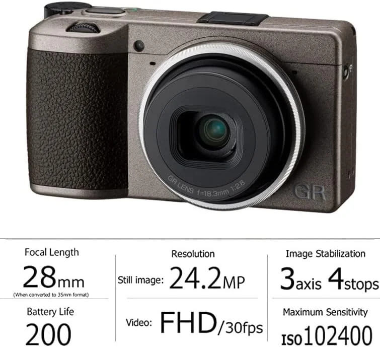 دوربین کامپکت دیجیتال Ricoh GR III Diary Edition، بدنه خاکستری-گرم متالیک با گریپ قهوه‌ای تیره و حلقه نقره‌ای طبیعی، با سنسور CMOS سایز APS-C 24 مگاپیکسلی، لنز 28mmF2.8 GR (در فرمت 35mm)
