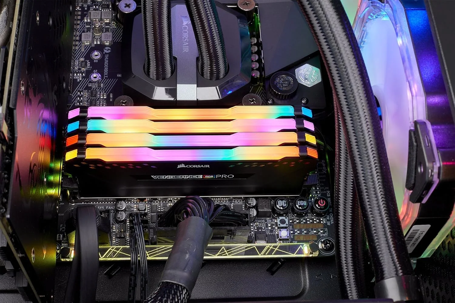 رم دسکتاپ 32 گیگابایتی (4x8GB) Corsair Vengeance RGB Pro DDR4 4266 (PC4-34100) C19 - مشکی رم دسکتاپ 32 گیگابایتی (4x8GB) Corsair Vengeance RGB Pro DDR4 4266 (PC4-34100) C19 - مشکی