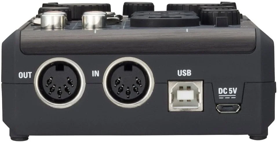 کارت صدای استریو USB قابل حمل Zoom U-24 برای ضبط و اجرا، 2 ورودی/4 خروجی، برای PC، Mac یا iPad. میکروفون با عملکرد بالا مشابه ضبط کننده های H6. حداکثر 24 بیت/96 کیلوهرتز 2x ورودی Combo Jack/XLR (میکروفون یا لاین) با کنترل های بهره مستقل. نشانگرهای سطح. ورودی 1 از Hi-Z برای اتصال گیتار یا باس پشتیبانی می کند. 2x خروجی اصلی Jack. خروجی های خط استریو RCA اختصاصی و هدفون. MIDI I/O مانیتورینگ بدون تاخیر. همچنین می تواند به عنوان آمپلی فایر هدفون با کیفیت استودیو استفاده شود. فانتوم +48 ولت 2 عدد باتری AA (4 ساعت) یا آداپتور AD-17 اختیاری. تغذیه از طریق USB. شامل Ableton Line.