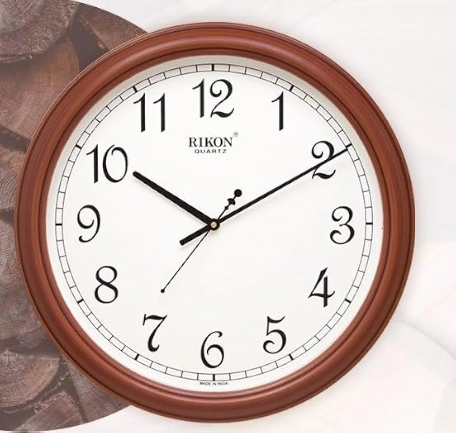 ساعت دیواری ساده FITTO با قاب چوبی 25 سانتی متری | طراحی مینیمالیستی برای خانه و دفتر | حرکت کوارتز بی صدا و بدون تیک تاک | صفحه خوانا | ایده آل برای اتاق نشیمن، آشپزخانه، اتاق خواب