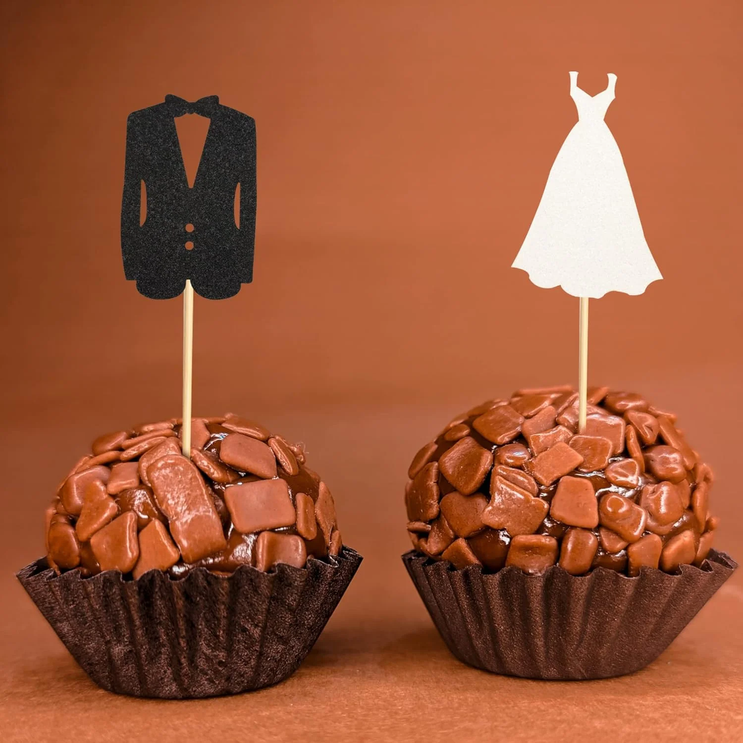 آرتسدیت 24 عدد تاپر کاپ کیک عروس و داماد، لباس عروس و تاکسیدو، مناسب برای جشن عروسی، نامزدی، سالگرد و تزیین کیک آرتسدیت 24 عدد تاپر کاپ کیک عروس و داماد، لباس عروس و تاکسیدو، مناسب برای جشن عروسی، نامزدی، سالگرد و تزیین کیک