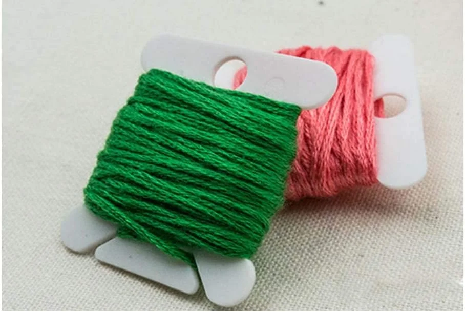 بستههای 300 عددی قرقره پلاستیکی نخ KASTWAVE برای نگهداری نخهای گلدوزی و کوبلن، کارتهای نخ سفید بستههای 300 عددی قرقره پلاستیکی نخ KASTWAVE برای نگهداری نخهای گلدوزی و کوبلن، کارتهای نخ سفید