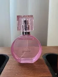 عطر زنانه صورتی – رایحه ای ظریف | اسپری ادو پرفیوم، 100 میلی لیتر عطر زنانه صورتی – رایحه ای ظریف | اسپری ادو پرفیوم، 100 میلی لیتر