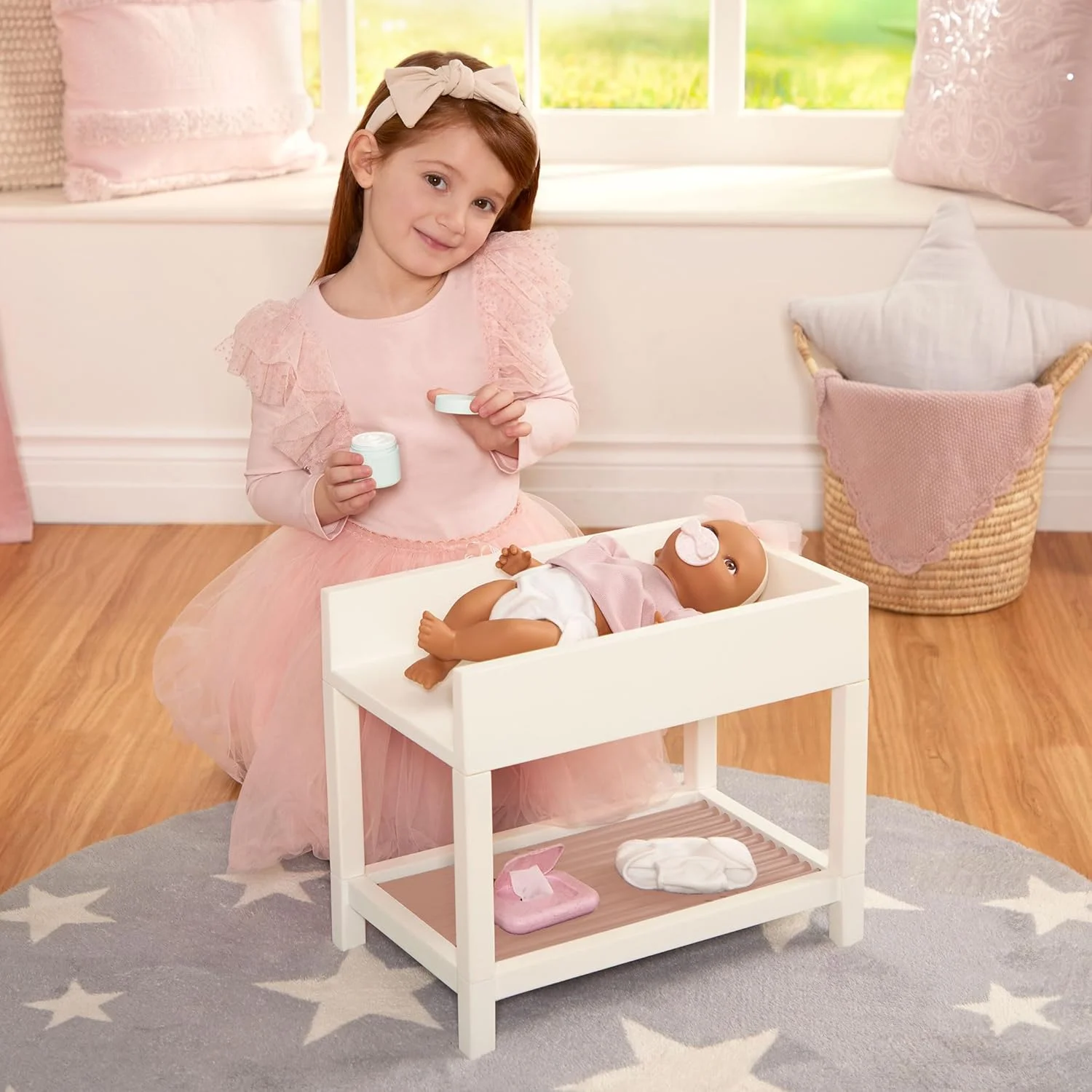 ایستگاه تعویض پوشک عروسک LullaBaby – شامل 2 پوشک با مینی پولیشی و وسایل مراقبت خیالی – لوازم جانبی عروسک – بازی خیالی 2+ سال