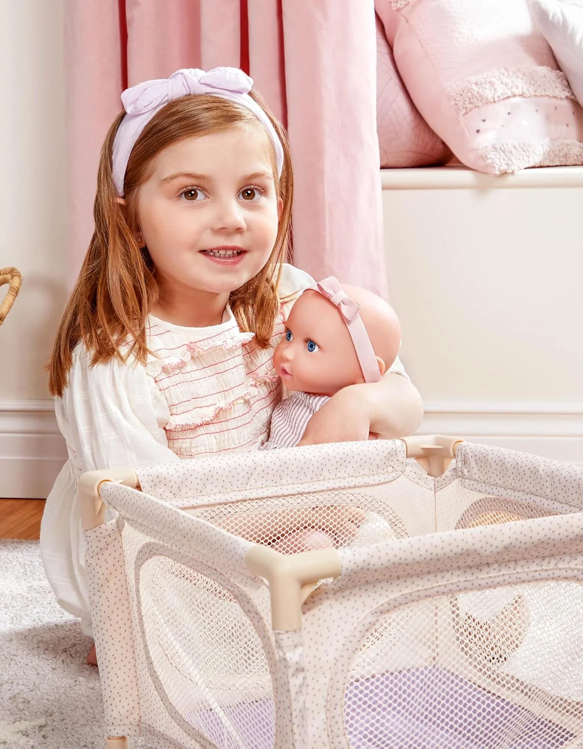 LullaBaby - عروسک نوزاد واقعی 35 سانتی متری - رنگ پوست روشن و چشمان آبی - ست پارک بازی عروسک، صندلی غذا و کالسکه دوندگی - بازی خیالی - اسباب بازی برای کودکان 2 سال به بالا - عروسک نوزاد و مجموعه بازی مهد کودک