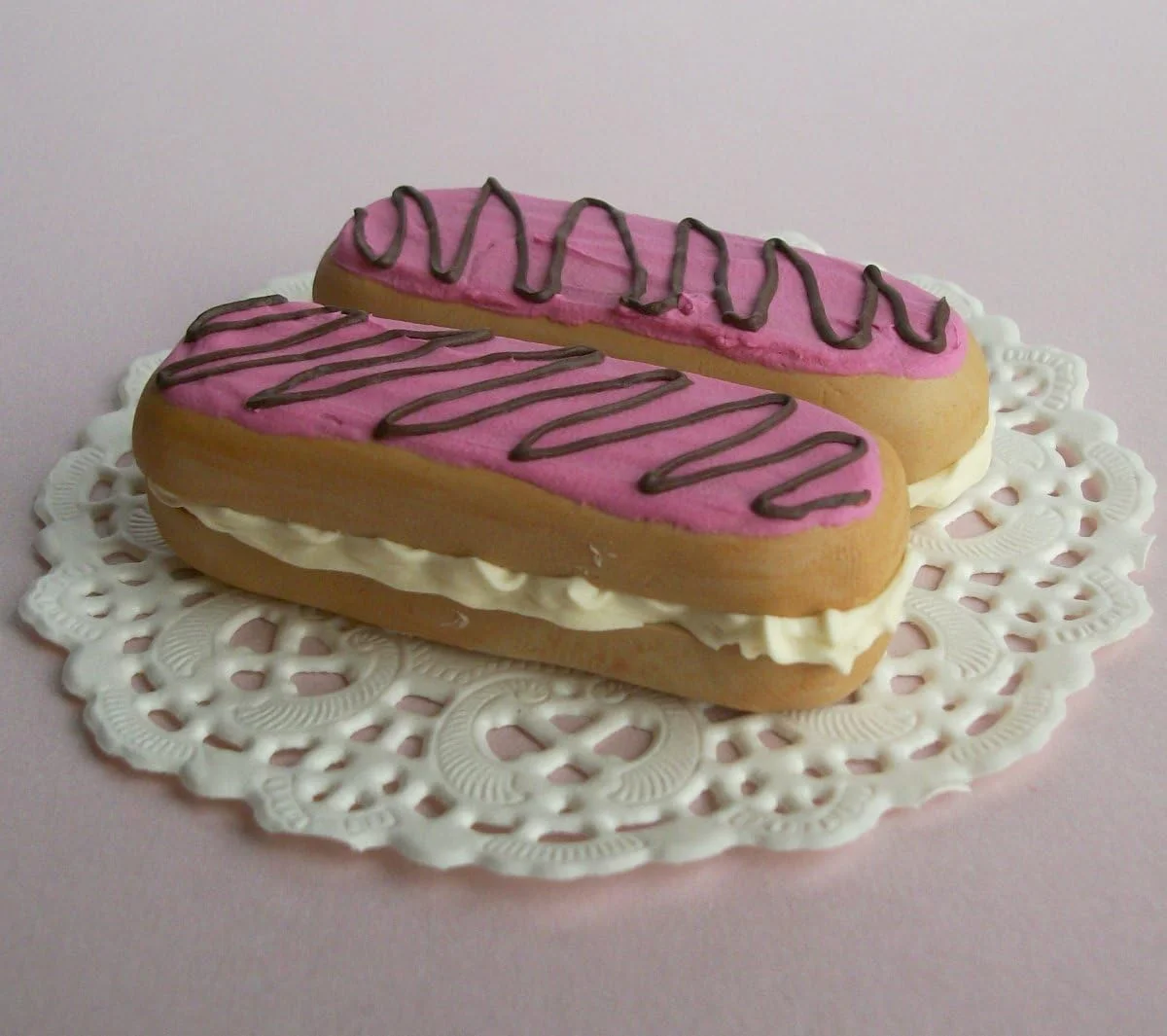 ست 2 عددی دسر شیرینی اکلر صورتی مناسب برای عروسک های 14 اینچی و 18 اینچی امریکن گرل، جورنی گرلز، نسل ما، مادام الکساندر، ویلی ویشرز، هارتس فور هارتس، گلیتر گرلز