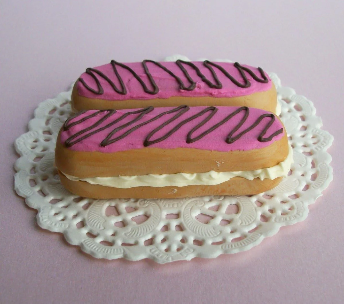 ست 2 عددی دسر شیرینی اکلر صورتی مناسب برای عروسک های 14 اینچی و 18 اینچی امریکن گرل، جورنی گرلز، نسل ما، مادام الکساندر، ویلی ویشرز، هارتس فور هارتس، گلیتر گرلز