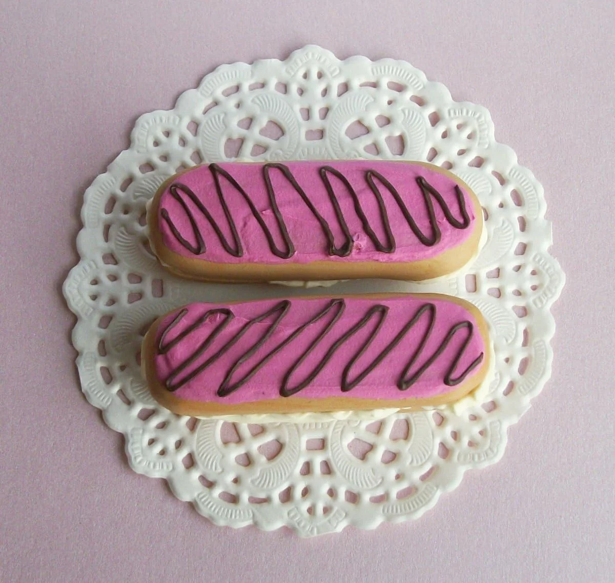 ست 2 عددی دسر شیرینی اکلر صورتی مناسب برای عروسک های 14 اینچی و 18 اینچی امریکن گرل، جورنی گرلز، نسل ما، مادام الکساندر، ویلی ویشرز، هارتس فور هارتس، گلیتر گرلز