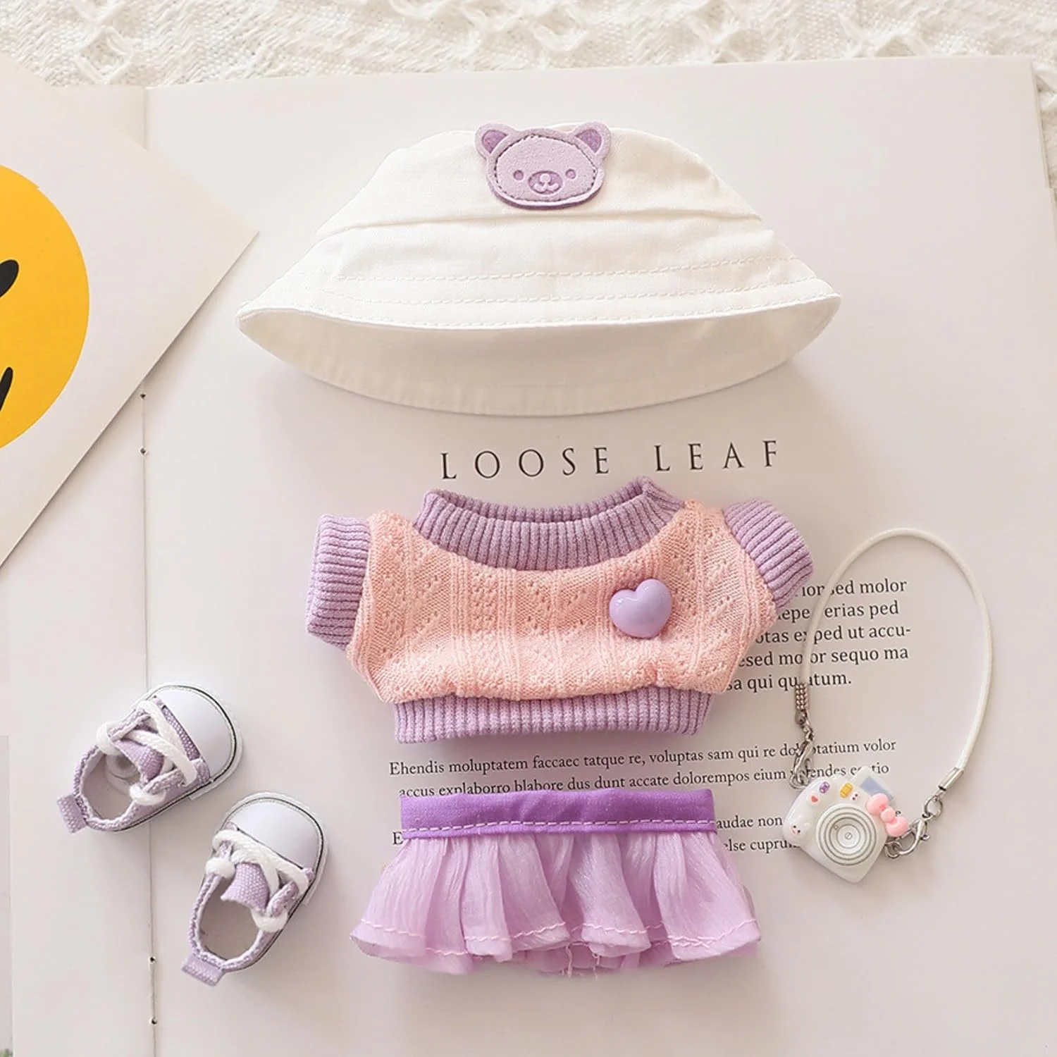 ست لباس عروسک FUNI، شامل ژاکت بافتنی و دامن توری با کلاه، کفش و لوازم جانبی دوربین، مناسب برای عروسک های 17 سانتی متری نسل 1/2/3، مد زمستانی فوق العاده نرم، لباس آماده نمایش برای کلکسیونرها، صورتی و بنفش