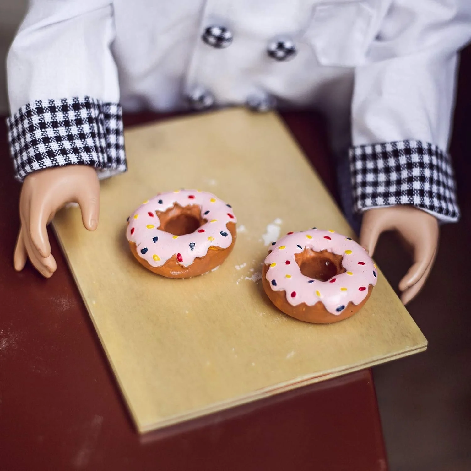 مجموعه نانوایی Queen's Treasures، دونات های توت فرنگی با روکش فراستینگ برای مبلمان عروسک 18 اینچی American Girl و لوازم جانبی غذای بازی