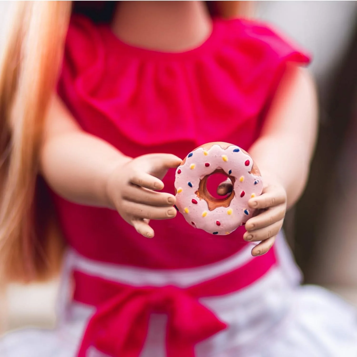 مجموعه نانوایی Queen's Treasures، دونات های توت فرنگی با روکش فراستینگ برای مبلمان عروسک 18 اینچی American Girl و لوازم جانبی غذای بازی