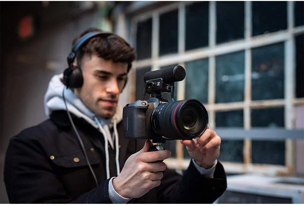 میکروفون شات گان دوربین Sennheiser MKE 400 (نسل دوم) به همراه سه پایه رومیزی جمع و جور و پایه نگهدارنده گوشی هوشمند