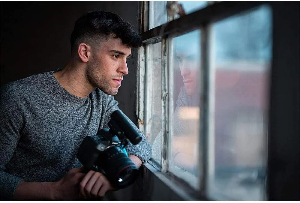 میکروفون شات گان دوربین Sennheiser MKE 400 (نسل دوم) به همراه سه پایه رومیزی جمع و جور و پایه نگهدارنده گوشی هوشمند