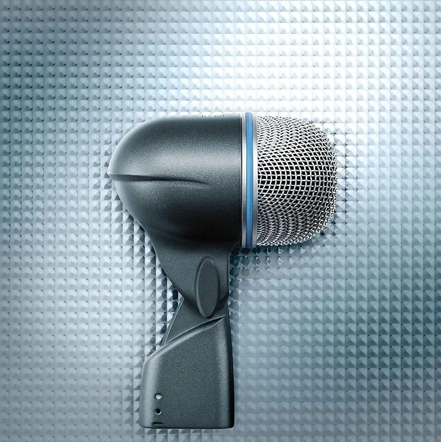 میکروفون درام Shure BETA 52A، کاردیود دینامیک، الگوی سوپرکاردیود، ضبط فرکانس پایین، کاهش فیدبک و جداسازی صدا، مشکی، نقره ای