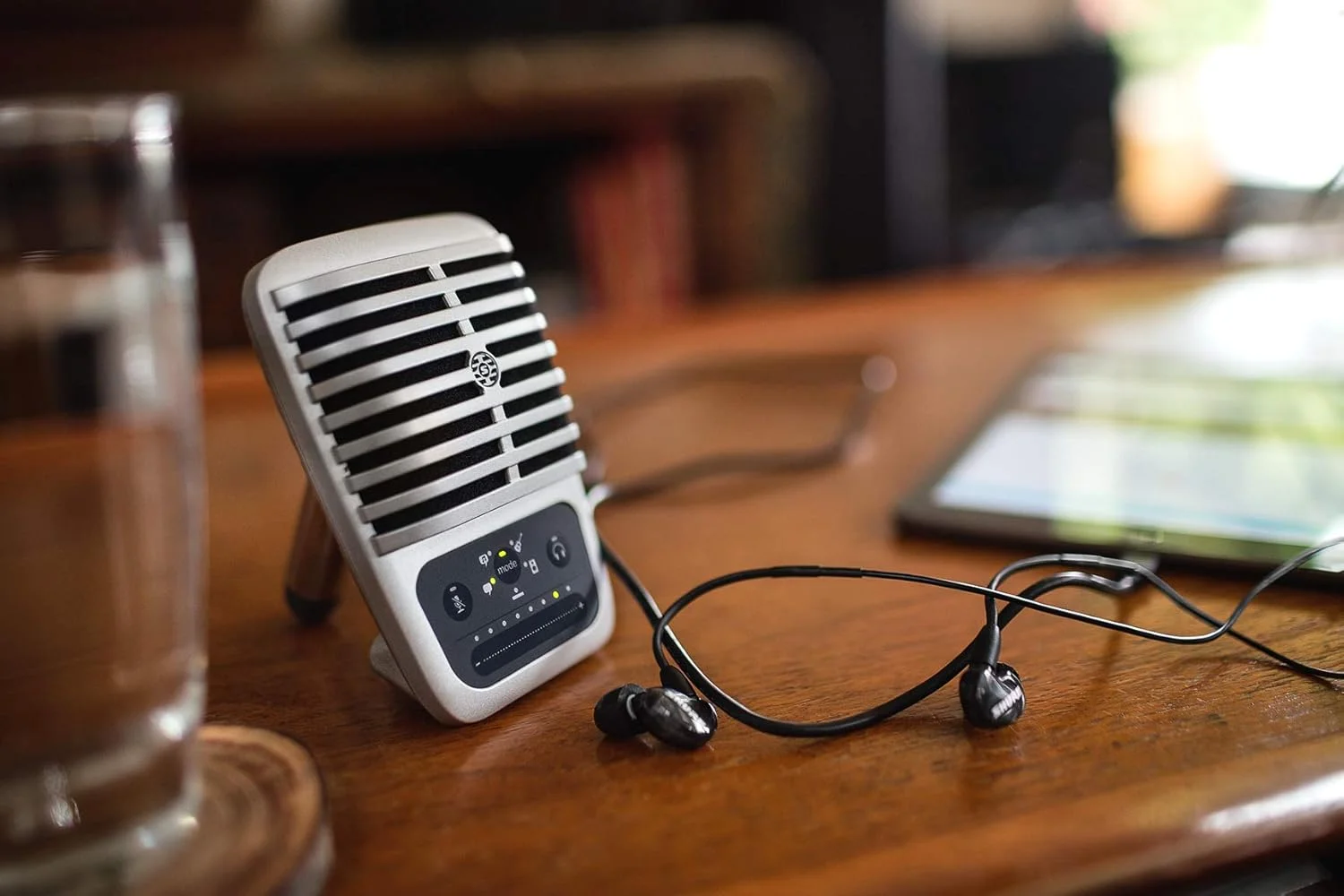 میکروفون کاندنسر دیافراگم بزرگ دیجیتال Shure MV51، ضبط با کیفیت استودیو، سازگار با iOS و Android، عالی برای اجرای خانگی و زنده