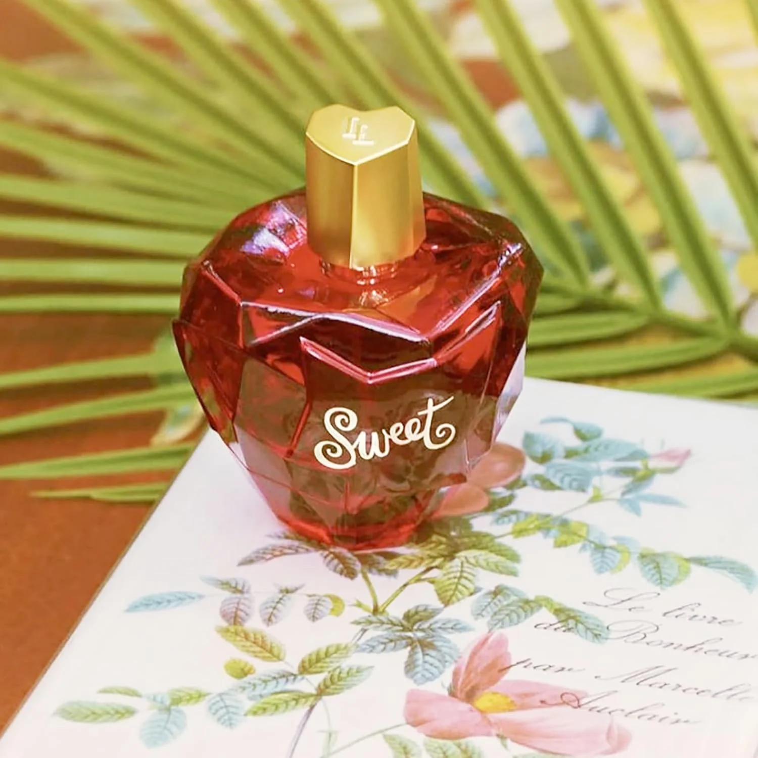 عطر زنانه لولیتا لمپیکا - عطر زنانه شیرین (30 میلی لیتر) عطر زنانه لولیتا لمپیکا - عطر زنانه شیرین (30 میلی لیتر)